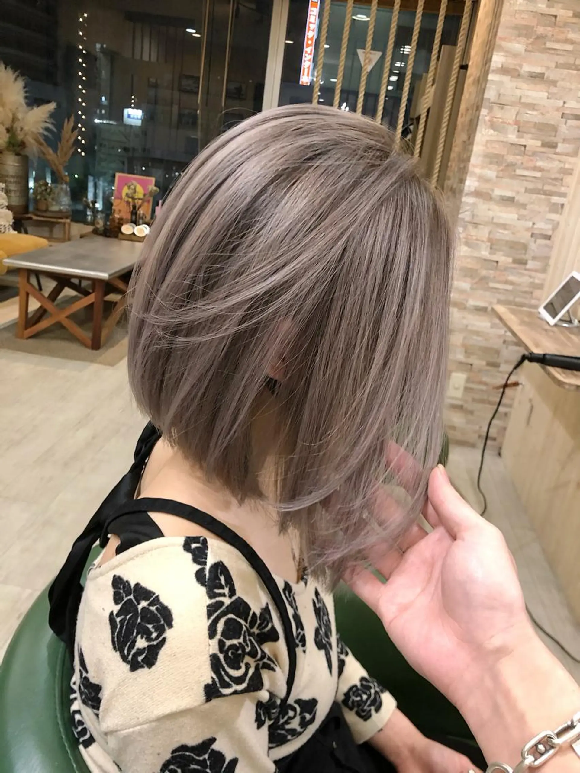 ミディアム カット ヘアカラー 韓国レイヤー外国人風 透明感カラー髪質改善のヘアスタイル