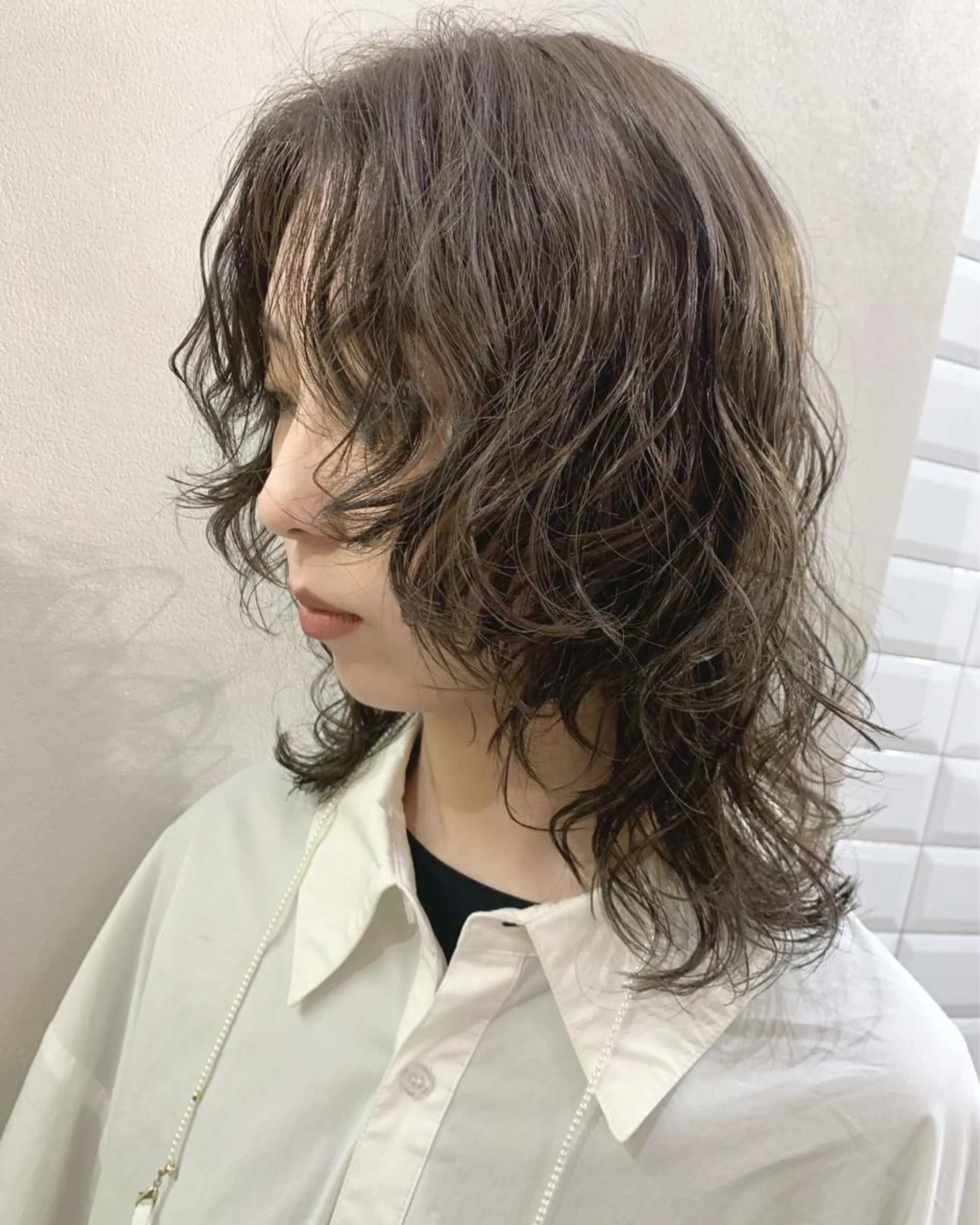 ミディアム カラー パーマ ミディアムパーマ オリーブグレー ウルフカット カット パーマ hub hair レイヤー/透明感のヘアスタイル