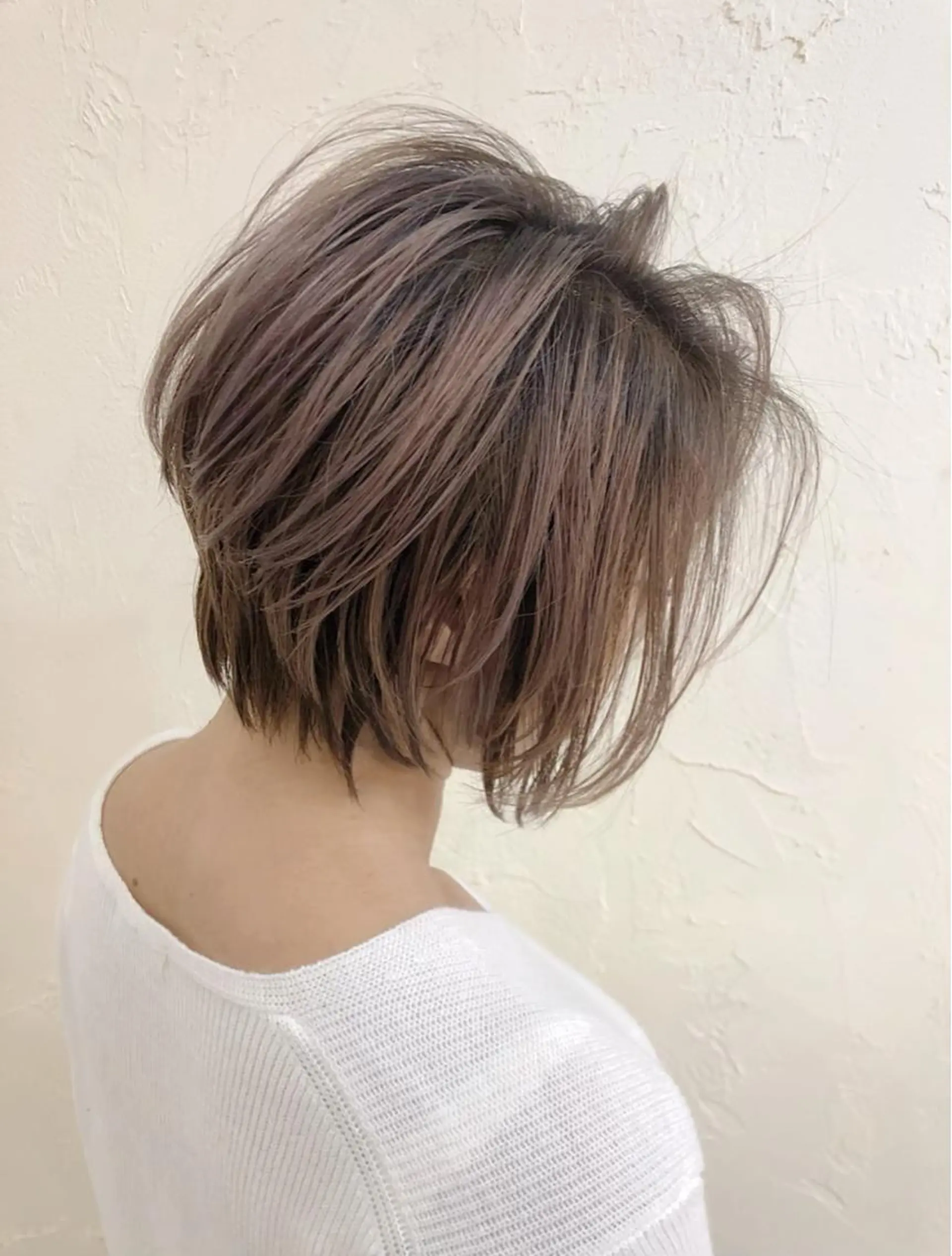 ショート 韓国レイヤー外国人風 透明感カラー髪質改善のヘアスタイル