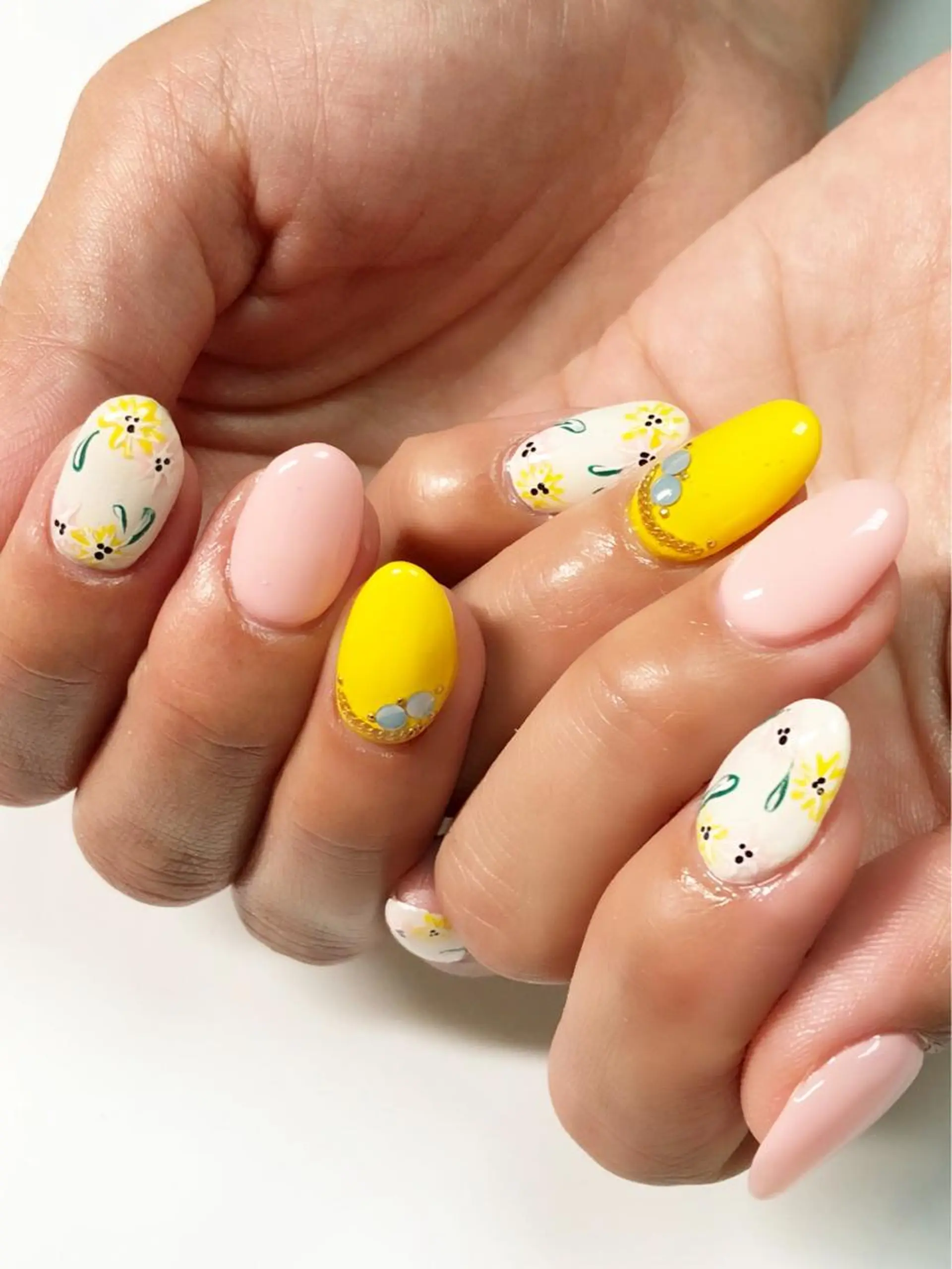 ミディアム カラー ネイル ピンクカラー ピンク シンプルネイル 黄色 ハンドネイル CITRAtotal beautyのネイルデザイン