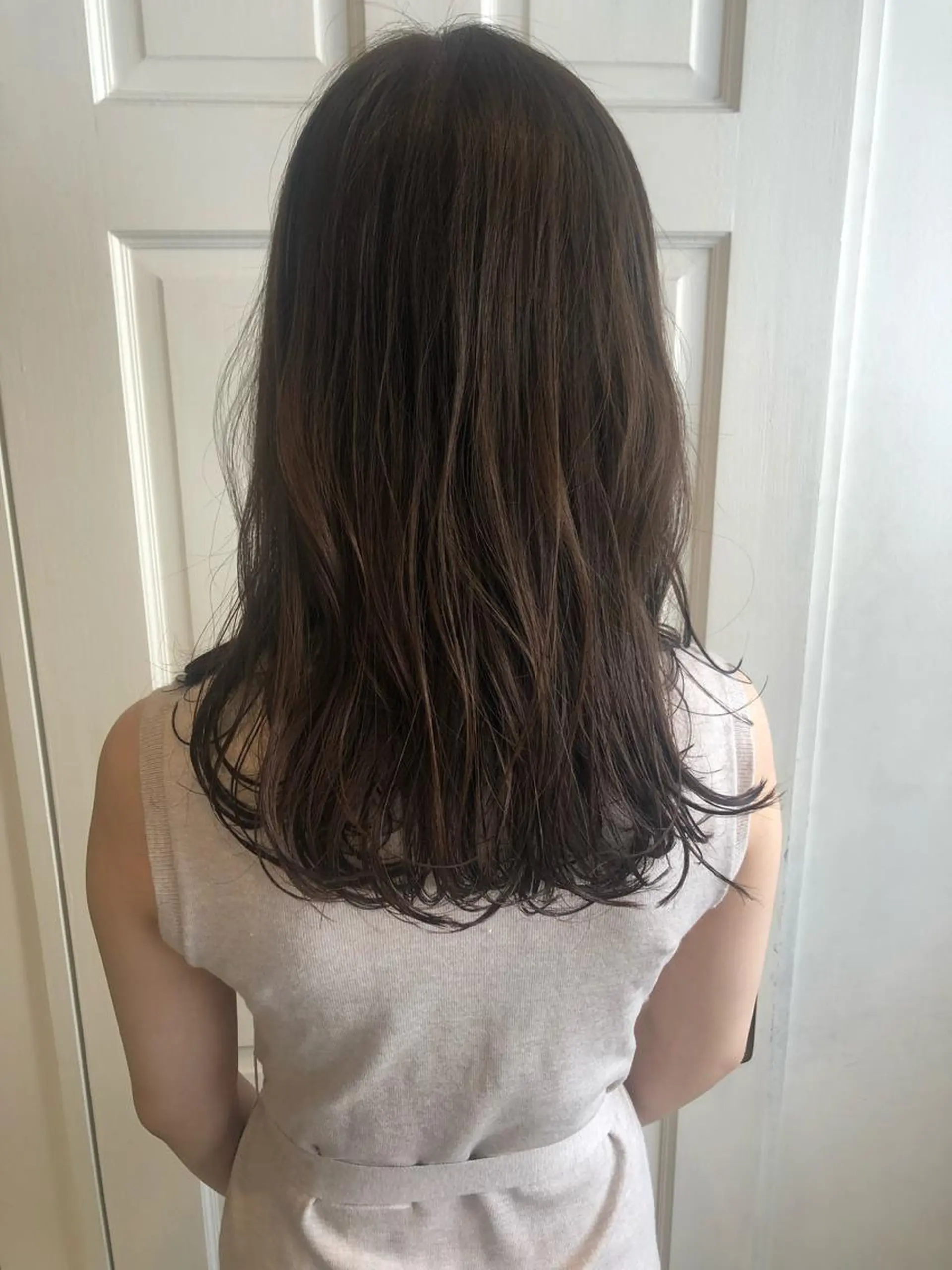 ミディアム カラー カット ヘアカラー トリートメント MIOベージュカラー 柔らかいカラーのヘアスタイル