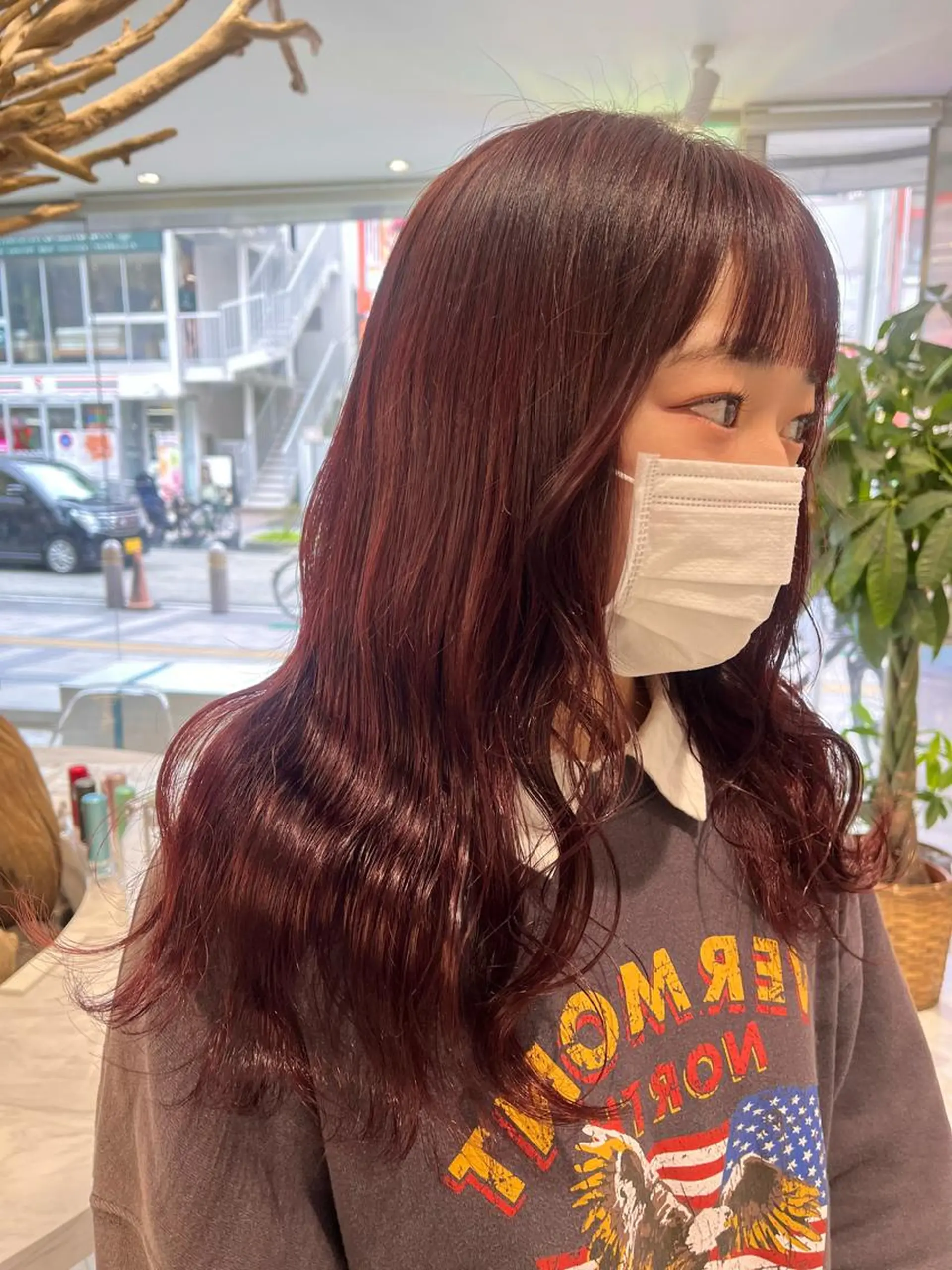 ロング カラー ネイル ブリーチ ブリーチなしカラー レッドカラー ワンカラーネイル 赤色 ヘアカラー トリートメント mai🤍縮毛酸性ス トレート/アイリストのヘアスタイル