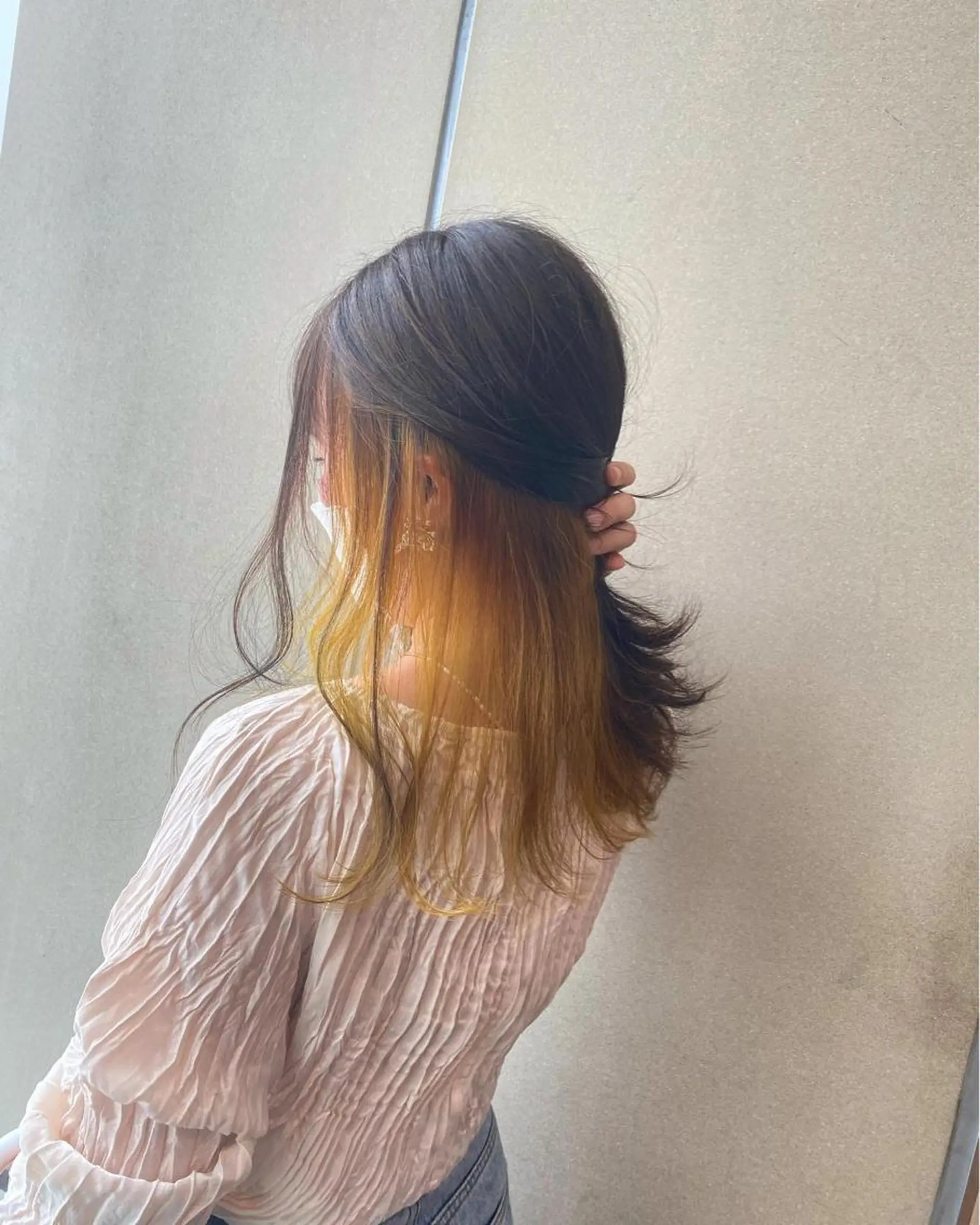 ミディアム カラー アッシュ インナーカラー イエローカラー 野村 莉夏香のヘアスタイル