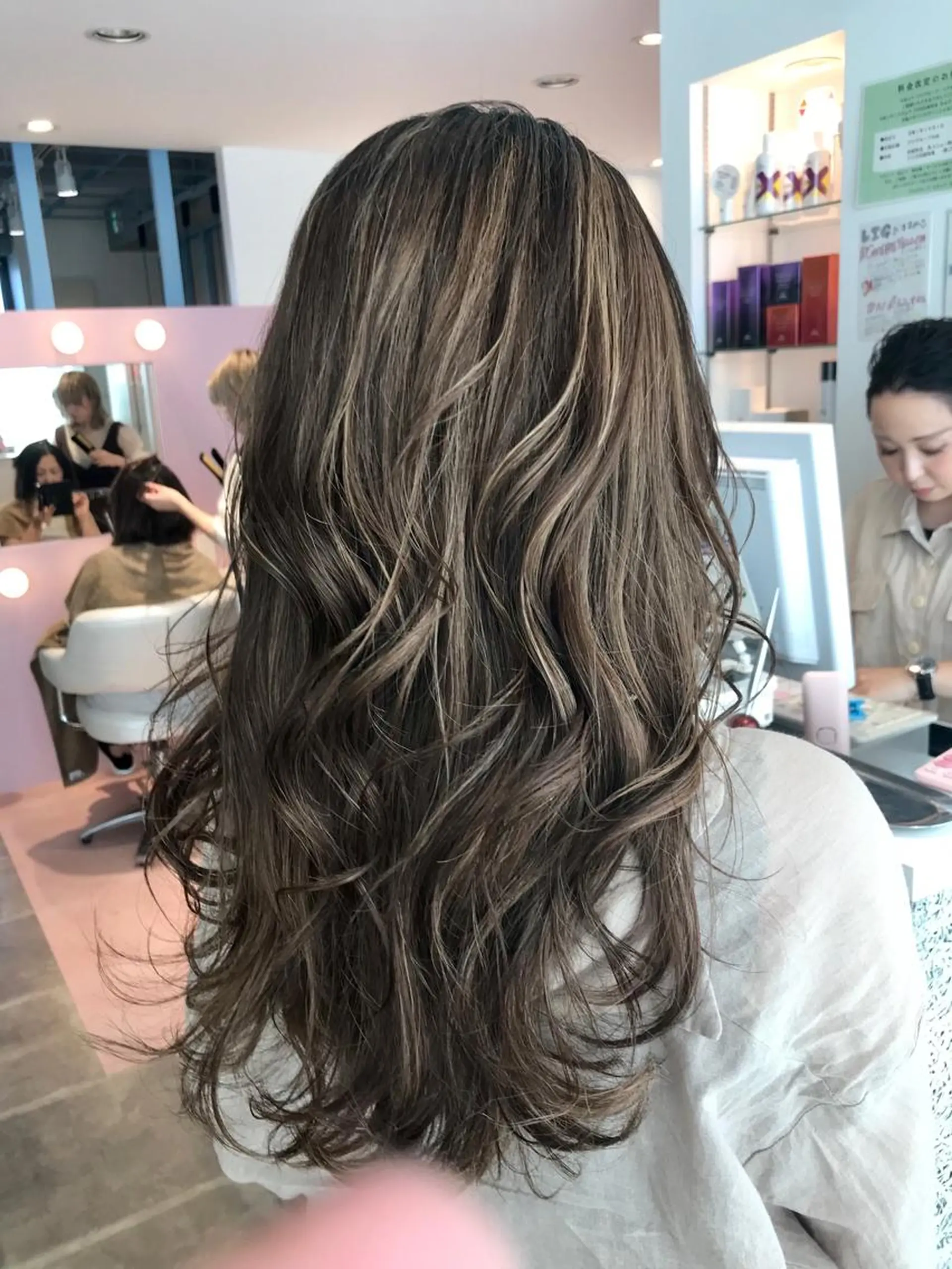 セミロング アッシュ ハイライト カット ヘアカラー トリートメント 所渉/韓国レイヤー /ウルフカットのヘアスタイル