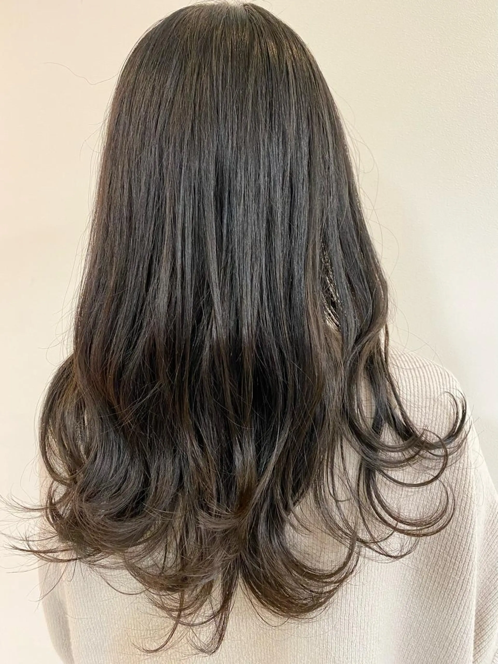 ロング カラー アッシュ アッシュグレー 透明感カラー メンズパーマモデル 無料/今間 海音のヘアスタイル