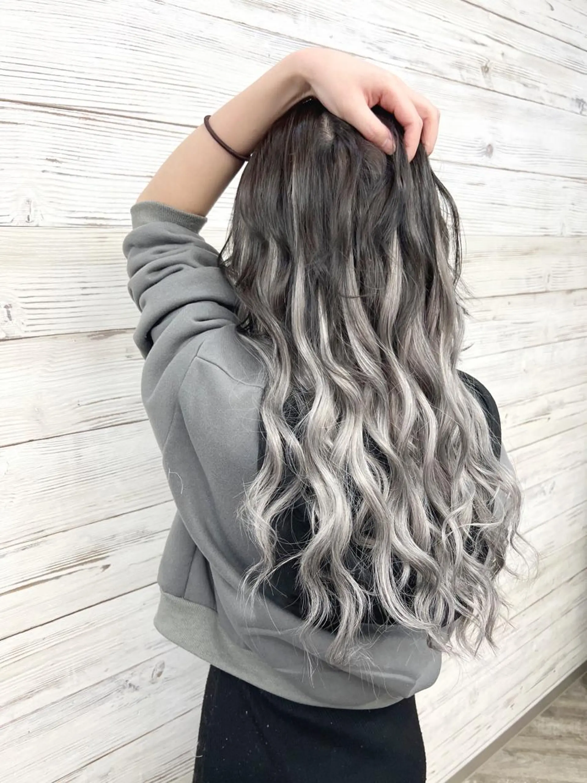 セミロング カラー ヘアアレンジ 黒髪 ブリーチ グラデーションカラー エクステ エクステ 枝毛カット＆髪質改善 満足NO.1岡しゃんのヘアスタイル