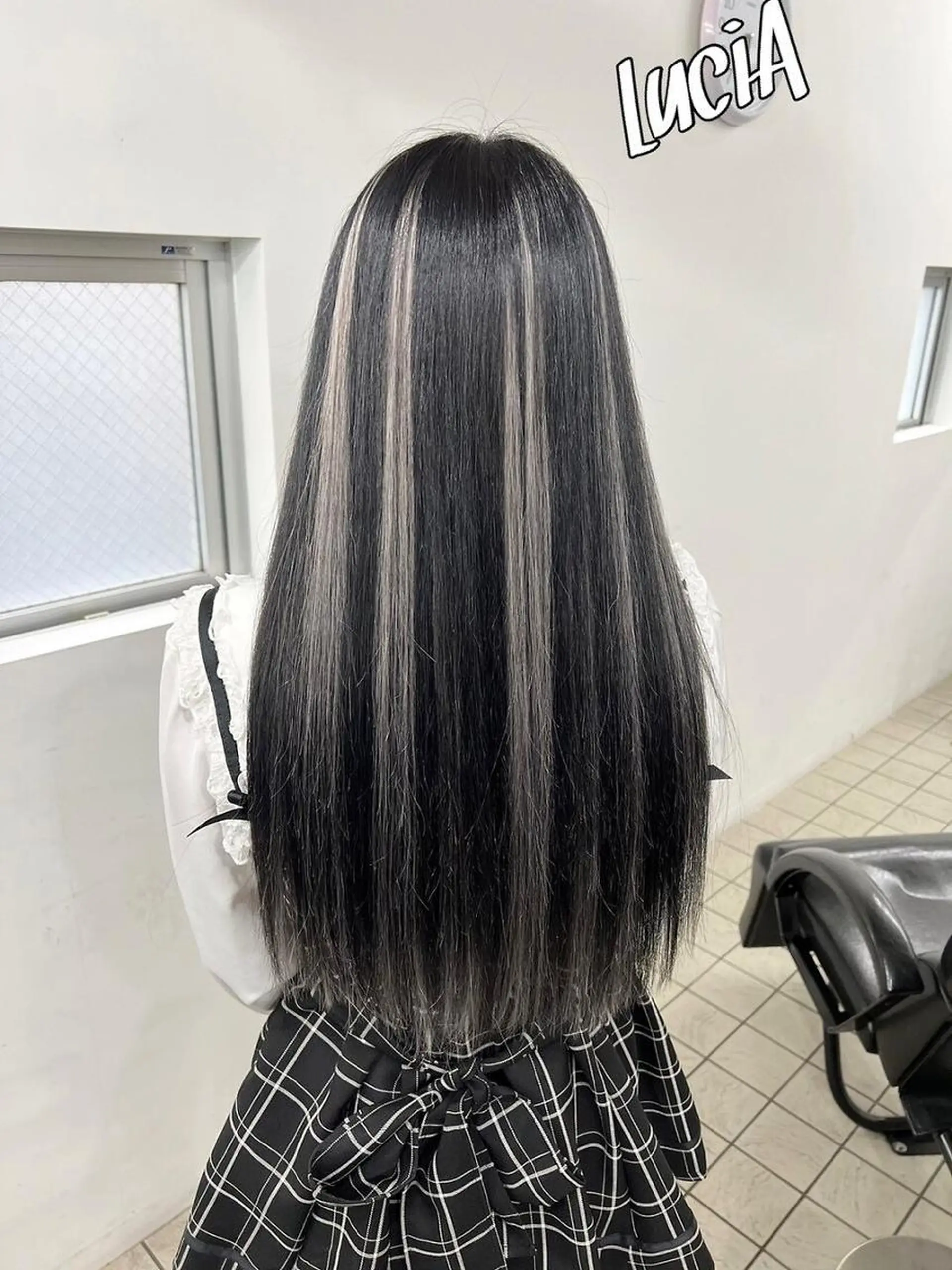 カラー ヘアアレンジ ロング シールエクステ アディクシーカラー バレイヤージュ 黒髪 ブリーチ エクステ LuciAのヘアスタイル