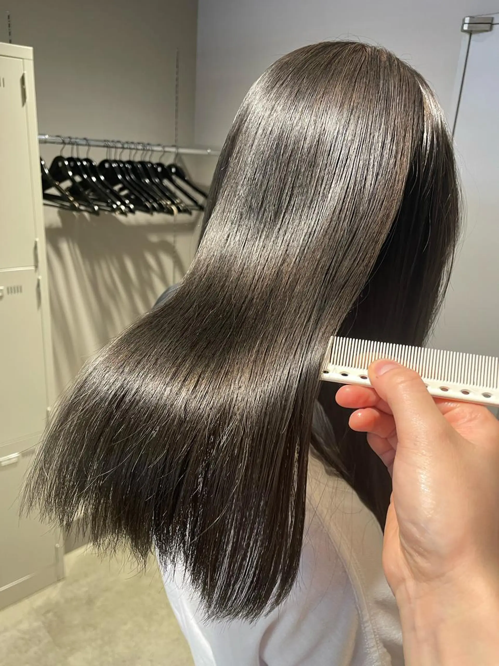 ミディアム カラー グレージュ シルバー シルバーグレージュ 表参道ハッシュカット レイヤー/リノンのヘアスタイル