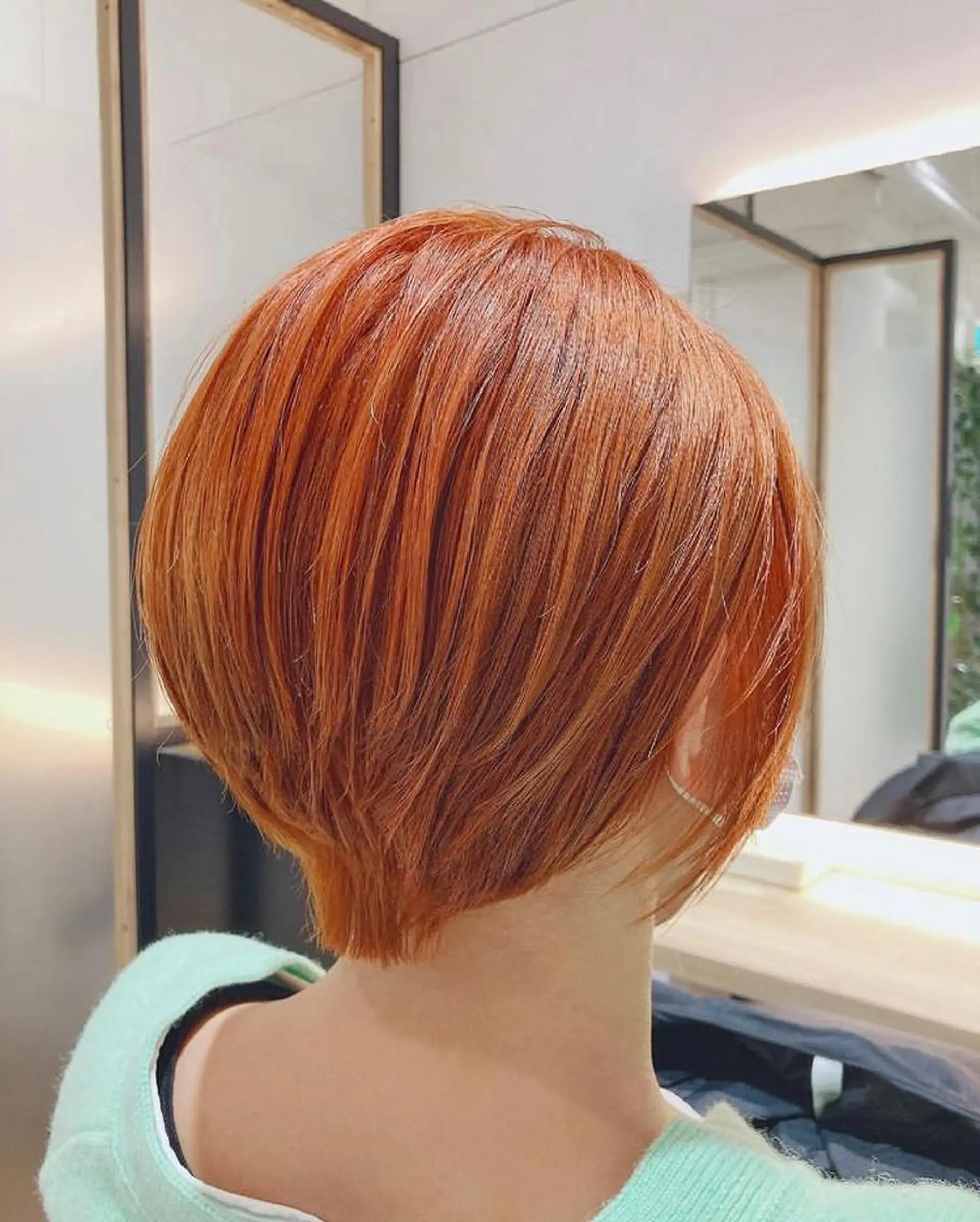 ショート カラー ヘアアレンジ ショートボブ ブリーチ オレンジ ボブ レイヤーカット エグチ アキラのヘアスタイル