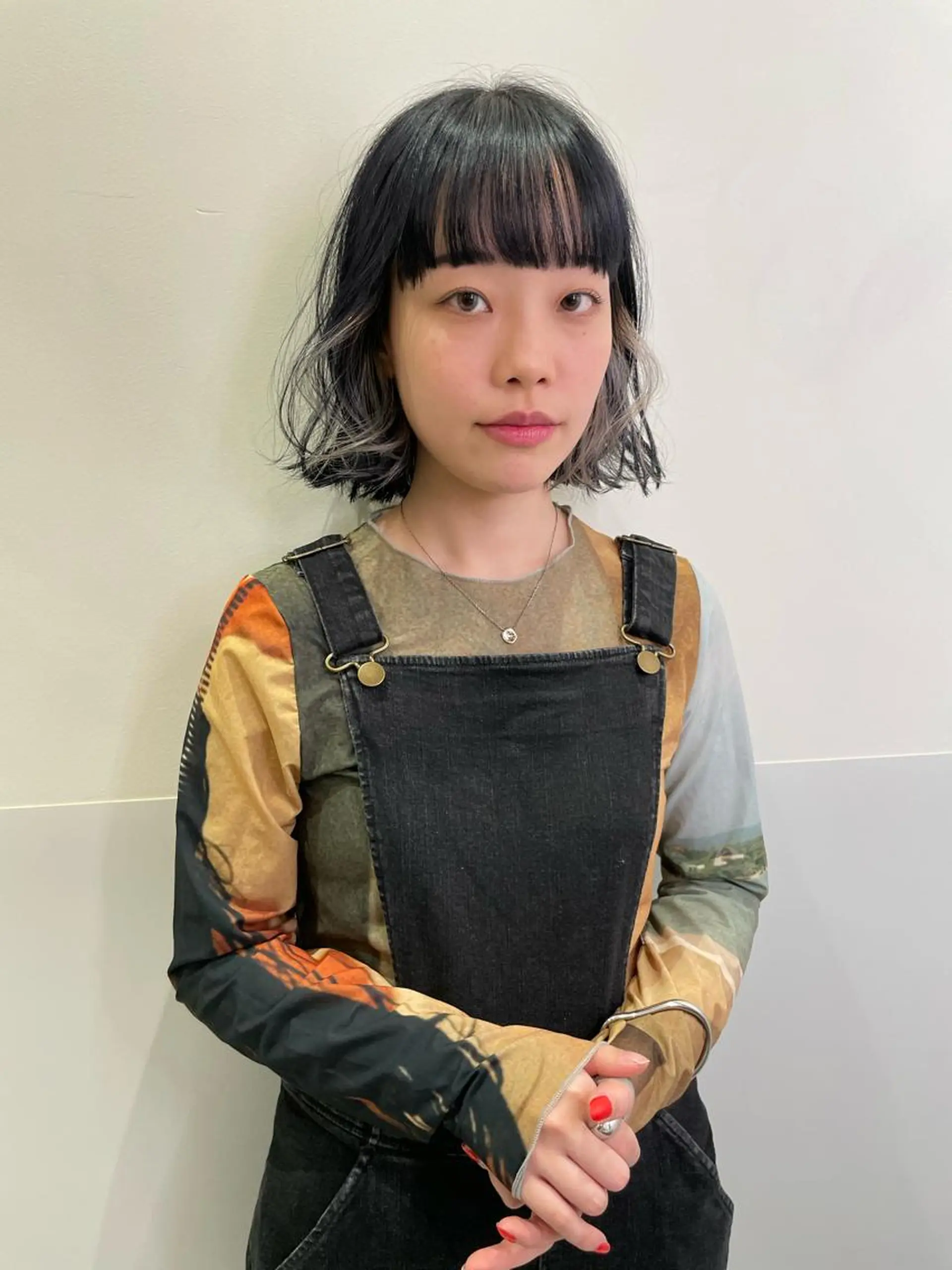 ショート カラー イヤリングカラー インナーカラー ボブ カット ヘアカラー トリートメント SALOWIN所属・ブリーチ✨ ボブ✨レイヤーのヘアスタイル