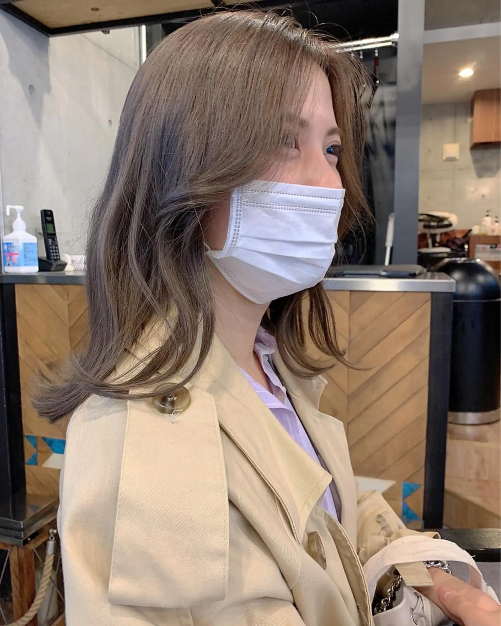 ミディアム カラー アッシュ 透明感カラー グレージュ 柔らかブラウン/顔周 りレイヤー♡ユウシのヘアスタイル