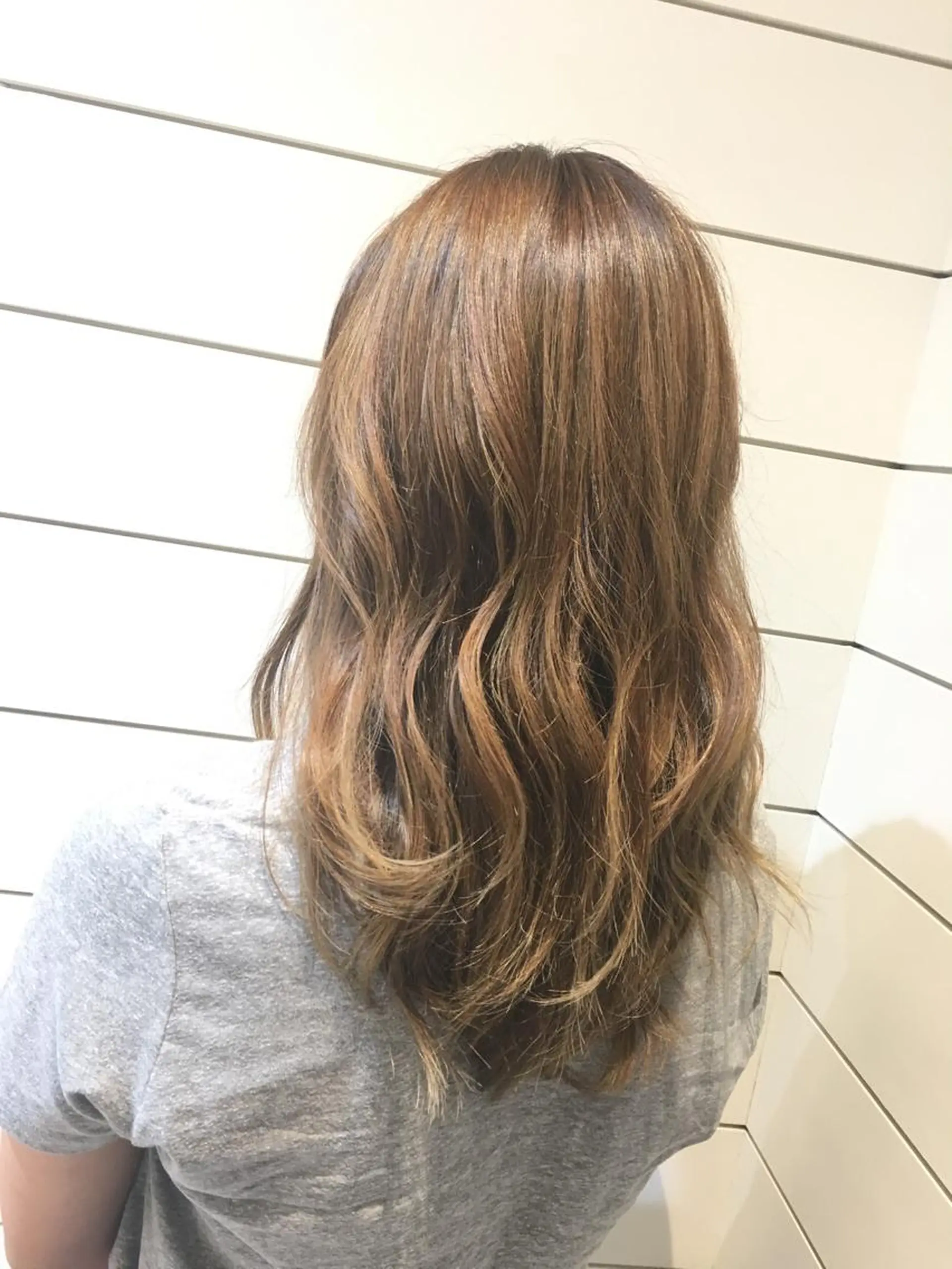 ロング カラー アッシュ 鍵山 千秋のヘアスタイル