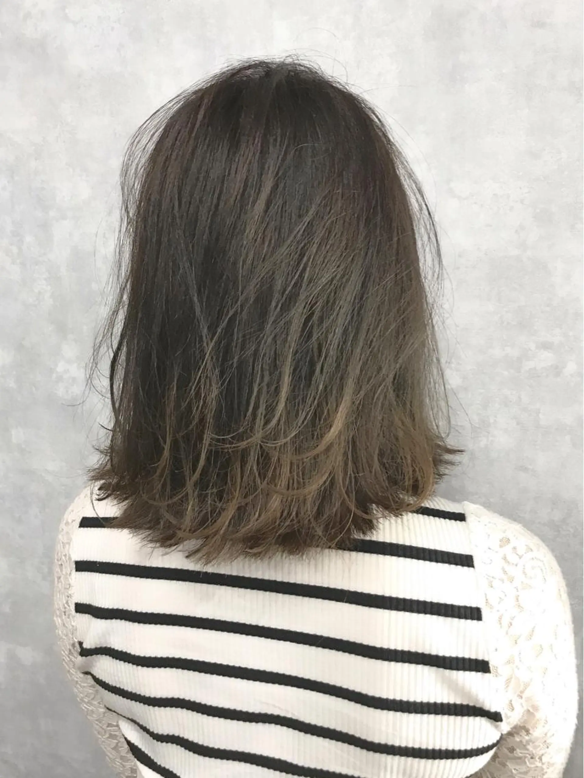 ミディアム カラー グレージュ ハイライトカラー ハイライト TOMOYAレイヤー ブリーチ縮毛矯正のヘアスタイル