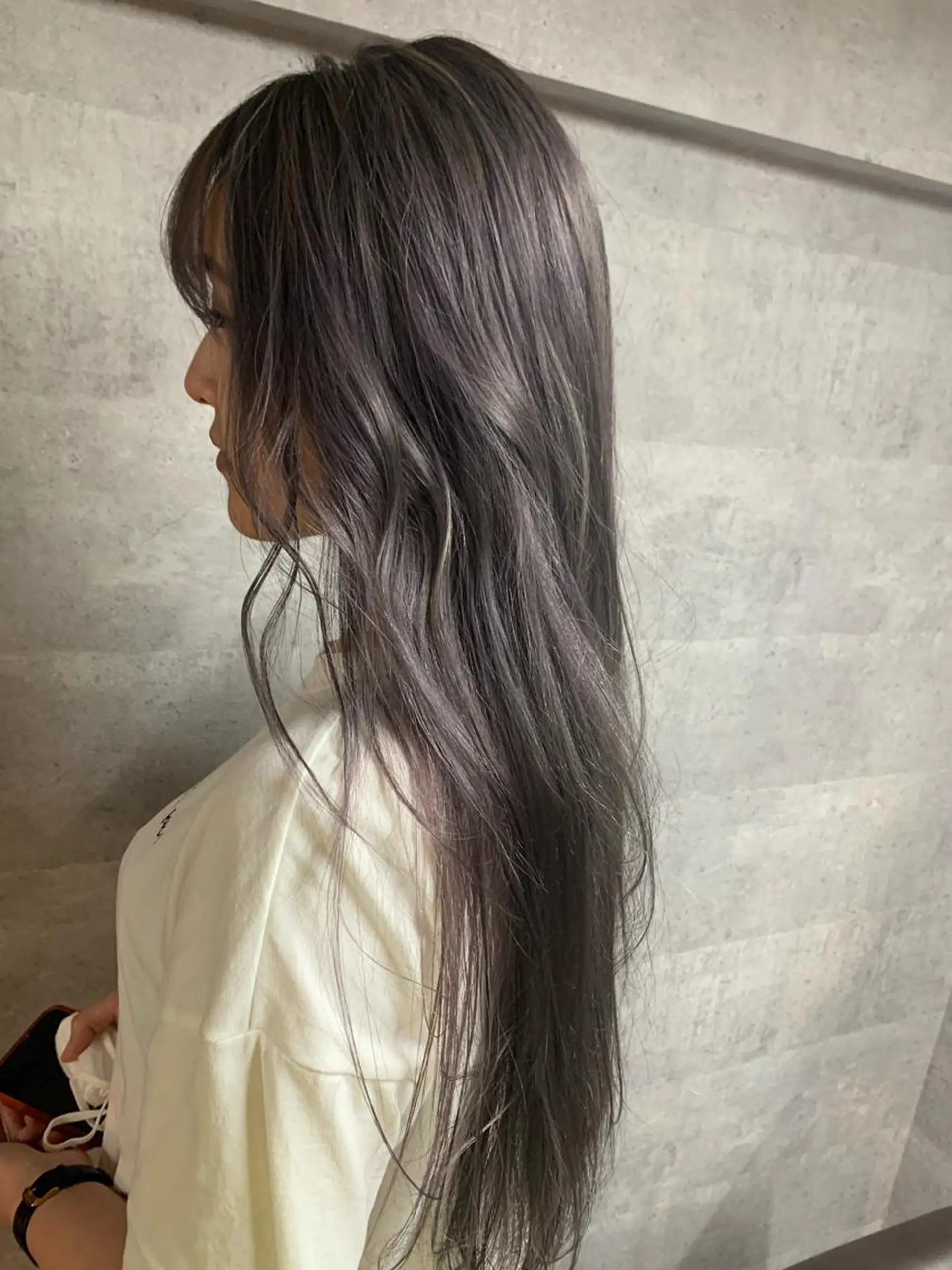 ロング カラー ブリーチ ラベンダーカラー シルバー 島守 桃香のヘアスタイル