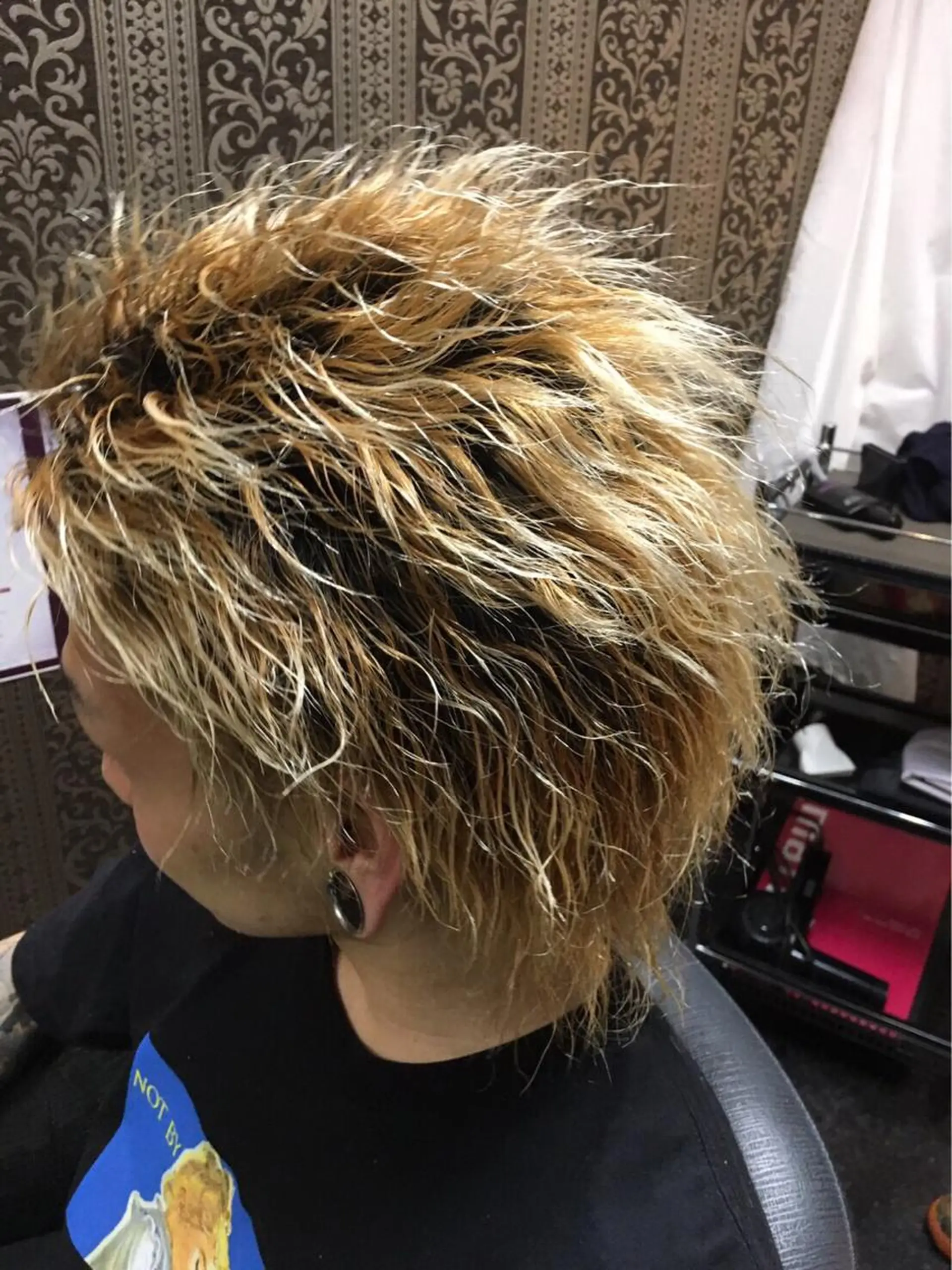ショート パーマ メンズ メンズブリーチ メンズパーマ メンズツイストパーマ ツイストパーマ 東風上 亮介のヘアスタイル