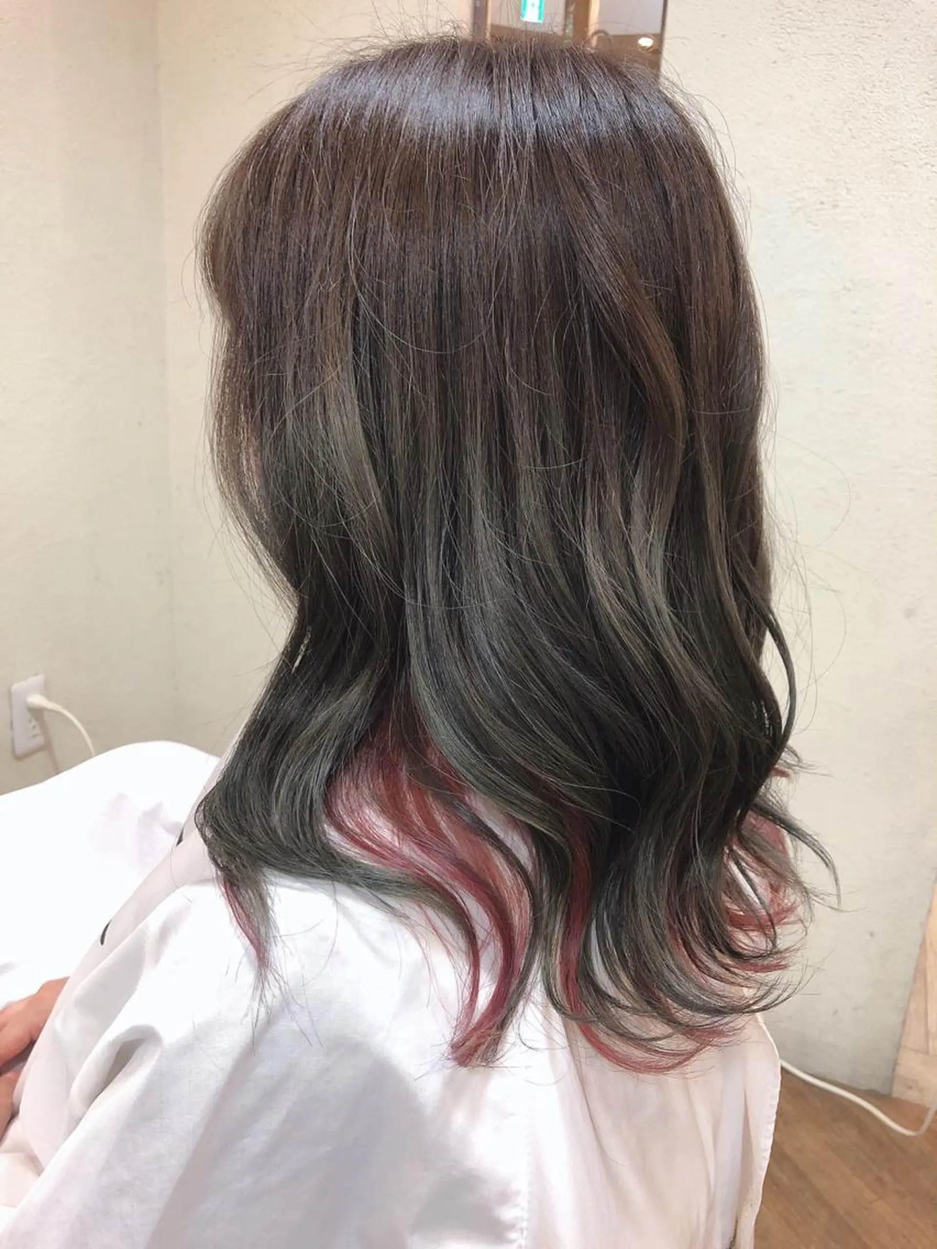 カラー ピンクカラー ▷SAN   KAKU所属・長岡 俊樹のヘアスタイル