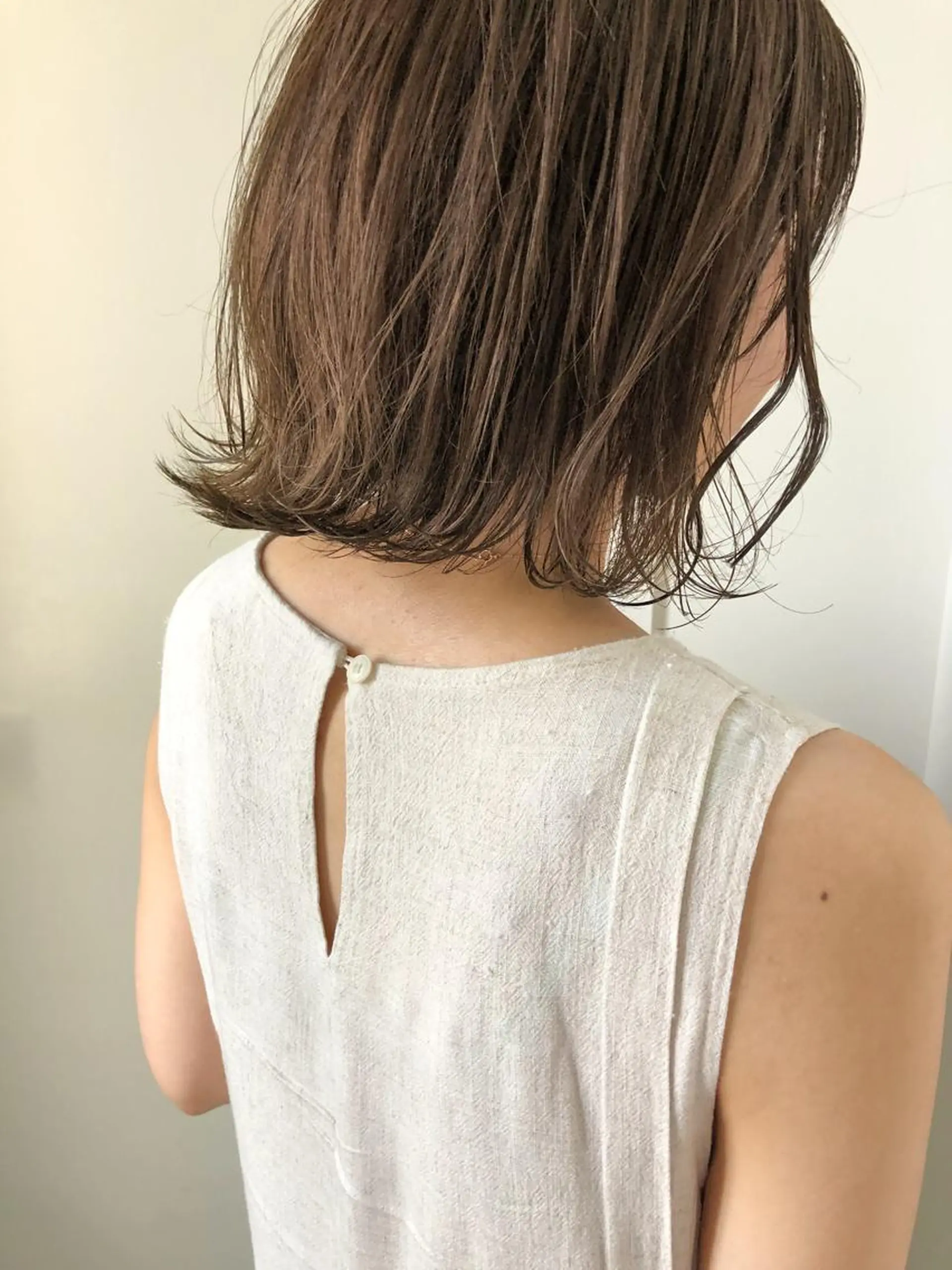 ミディアム 岡本康平/ボブ /ブリーチ/レイヤーのヘアスタイル