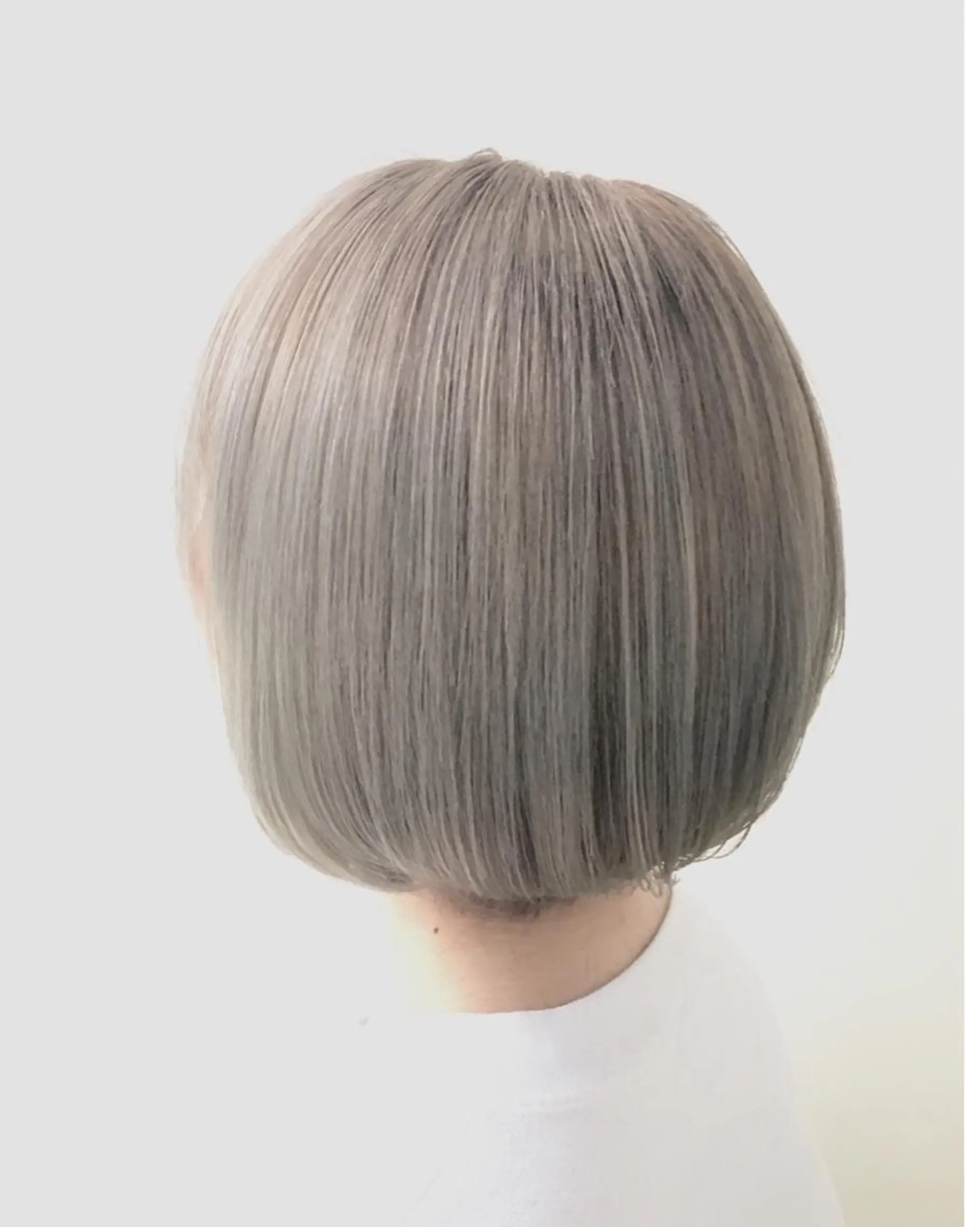 ショート カラー アディクシーカラー ブリーチ グレージュ Zina SAKIのヘアスタイル