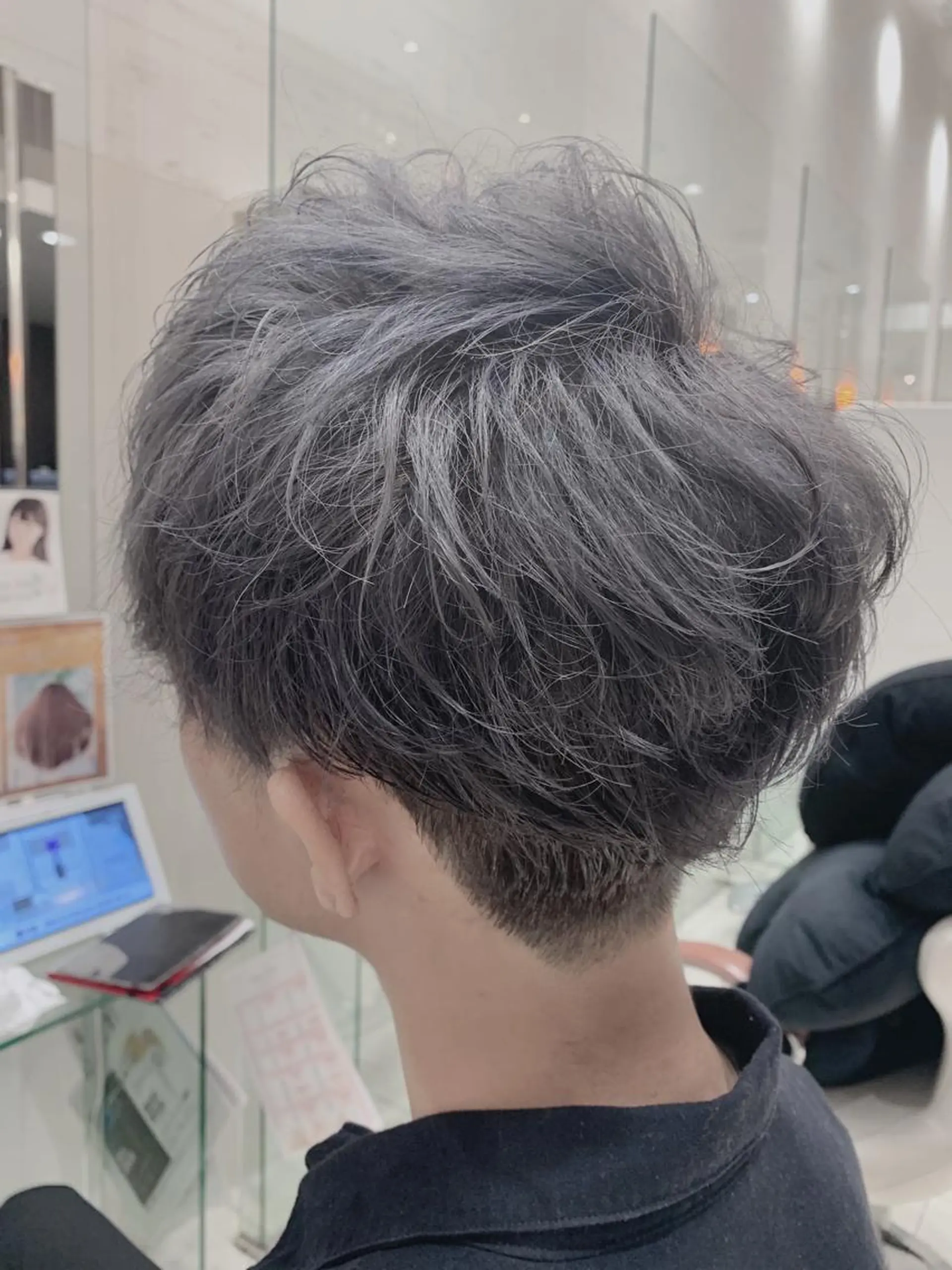 カラー メンズ グレージュ シルバー シルバーグレージュ ヘアカラー トリートメント 金井 郁弥のヘアスタイル