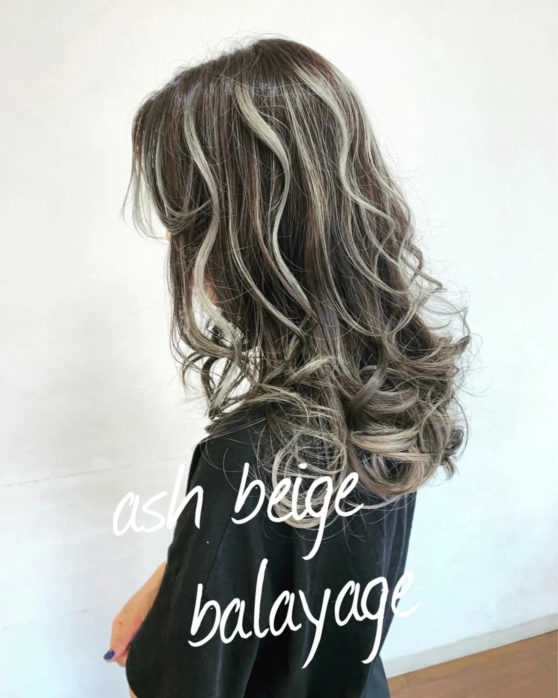 セミロング カラー アッシュ バレイヤージュ ベージュカラー レイヤーカット ヘアカラー GLAD 萩原のヘアスタイル