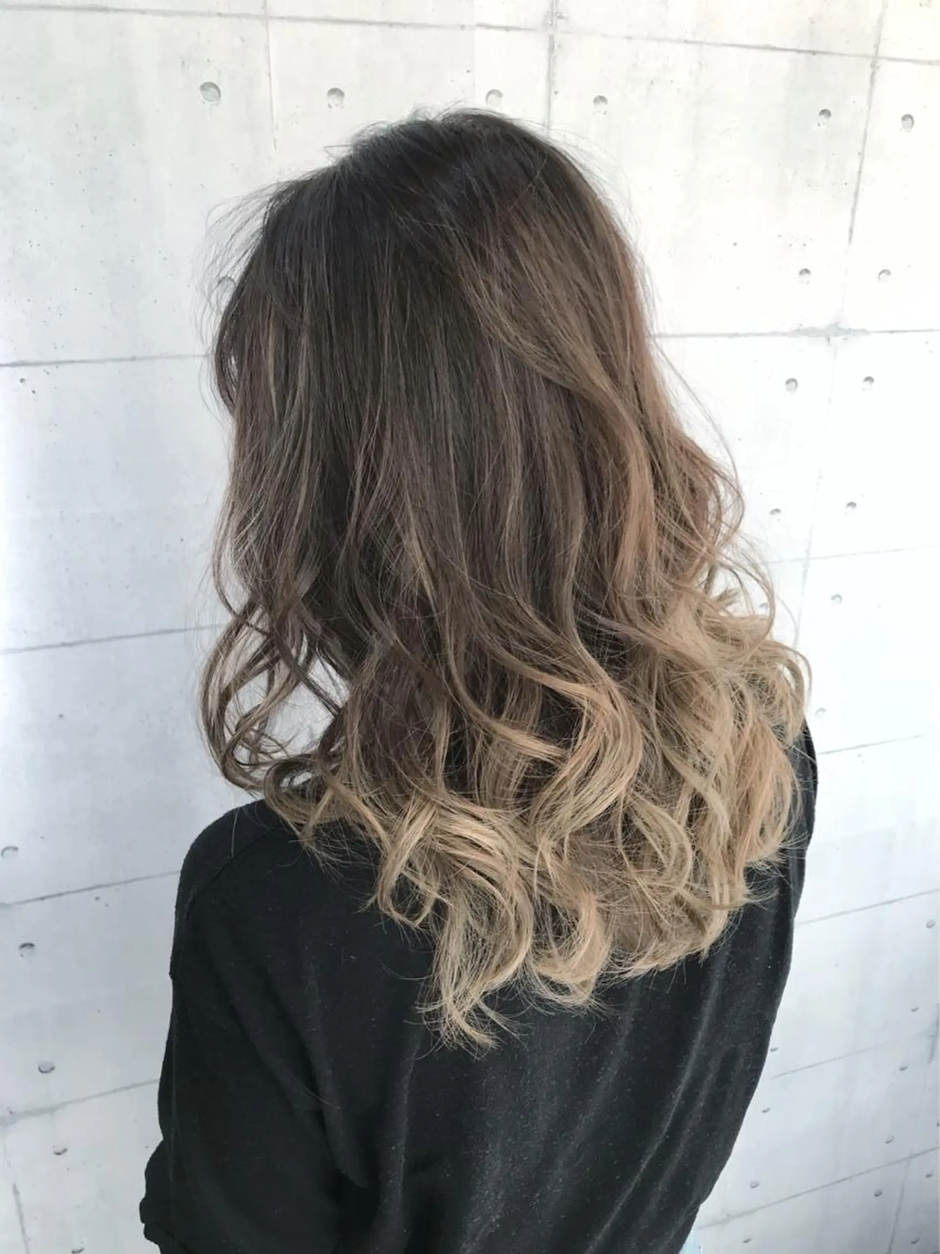 セミロング カラー アッシュ ベージュカラー ブリーチ グラデーションカラー 高木 麻知子のヘアスタイル