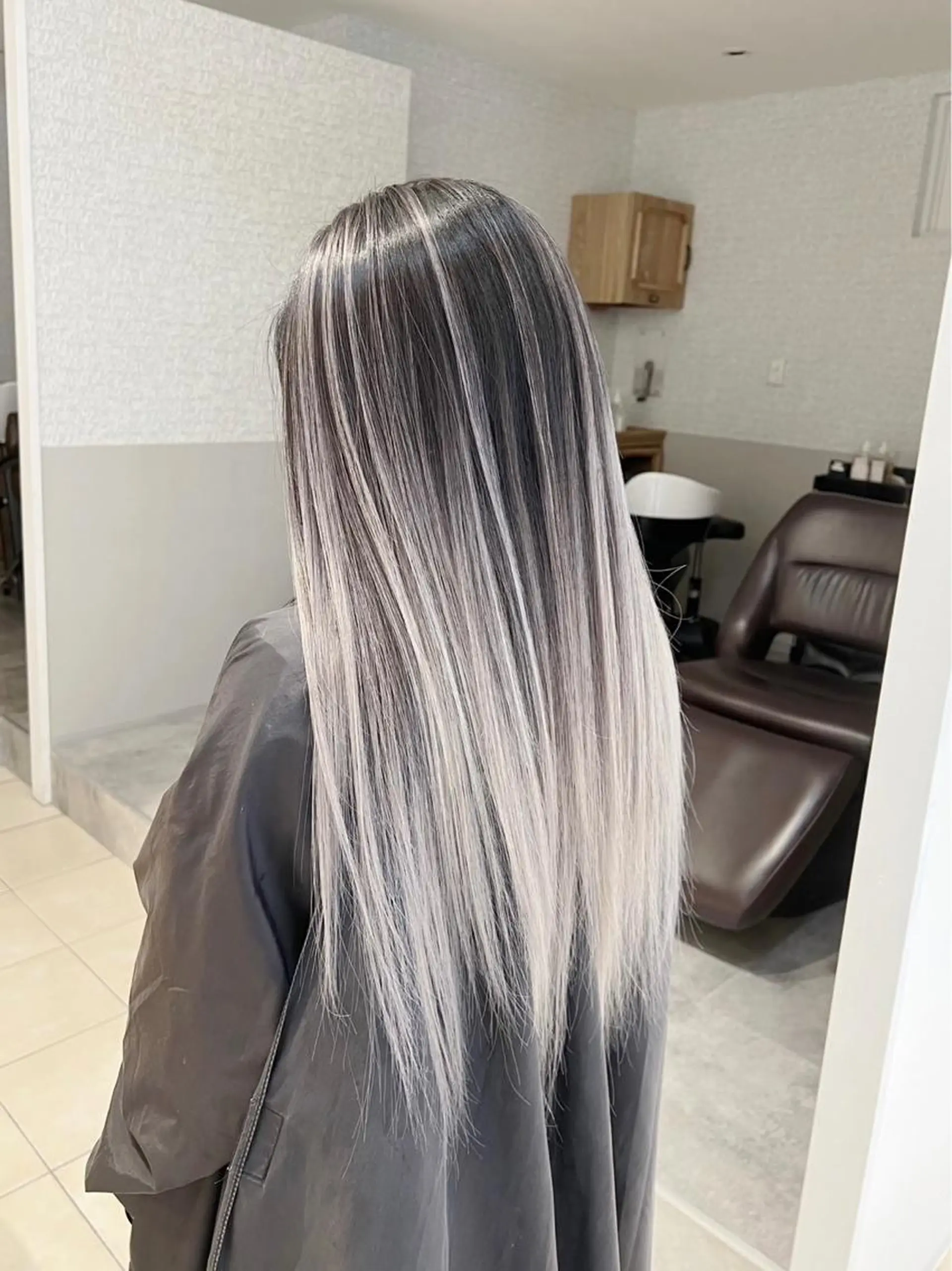 ロング カラー バレイヤージュ シルバー ホワイトシルバー レイヤーカット ヘアカラー トリートメント ROBIN所属・指名数No.1 /NAOYAのヘアスタイル