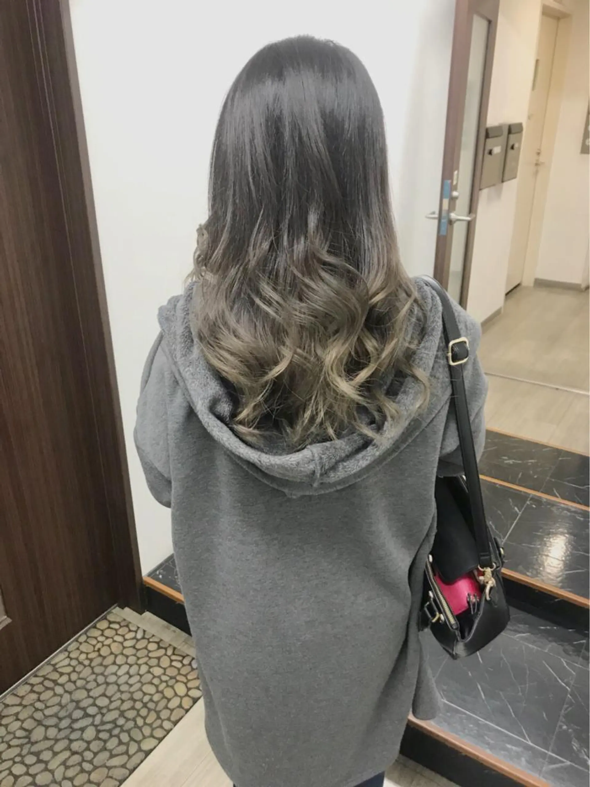 ロング カラー グラデーションカラー ヤナ マネージャーのヘアスタイル