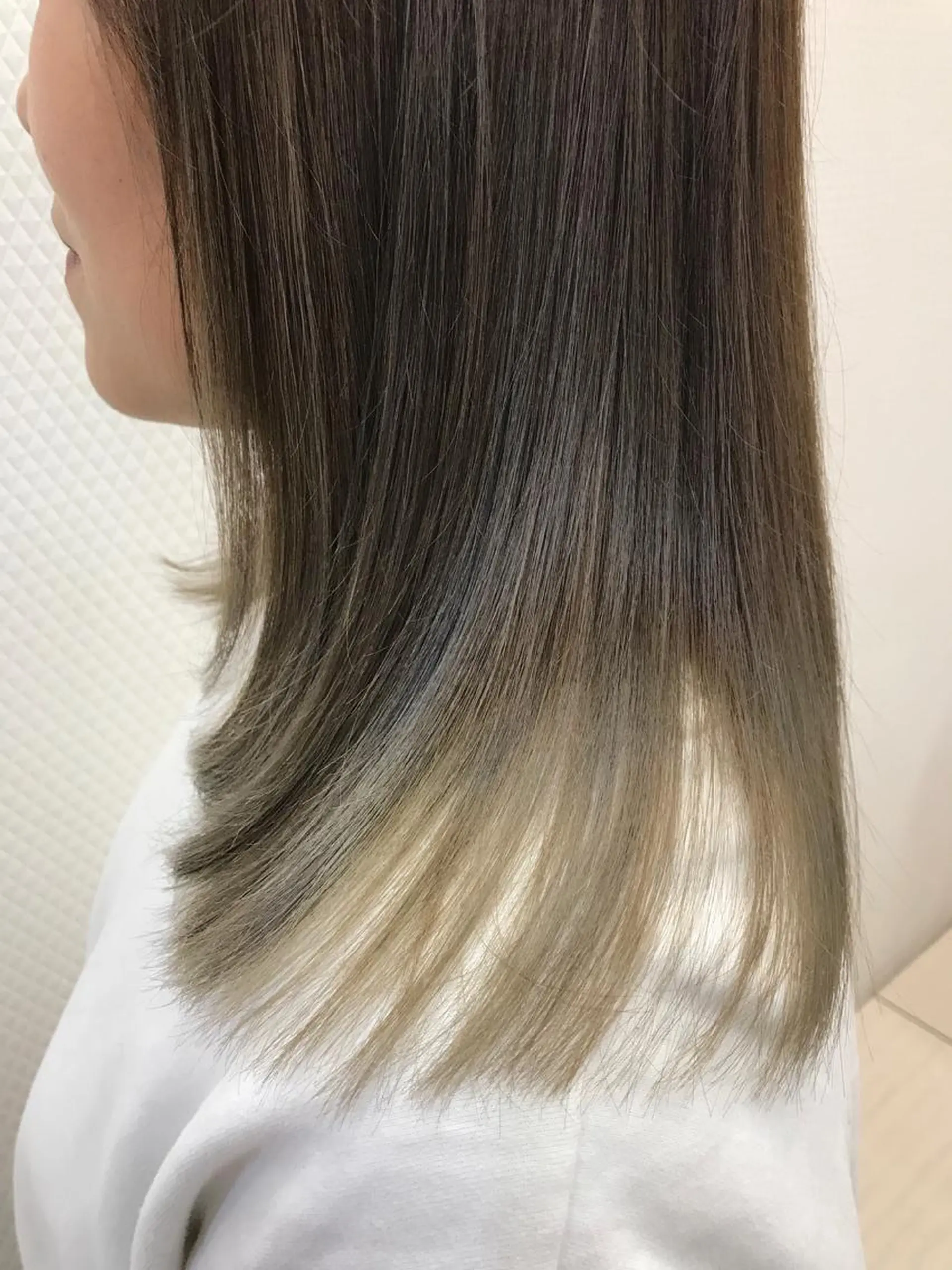 セミロング カラー バレイヤージュ ブルーカラー ブルージュ グラデーションカラー ハイライトカラー 髪質改善/レイヤー/ 小顔/デザインのヘアスタイル