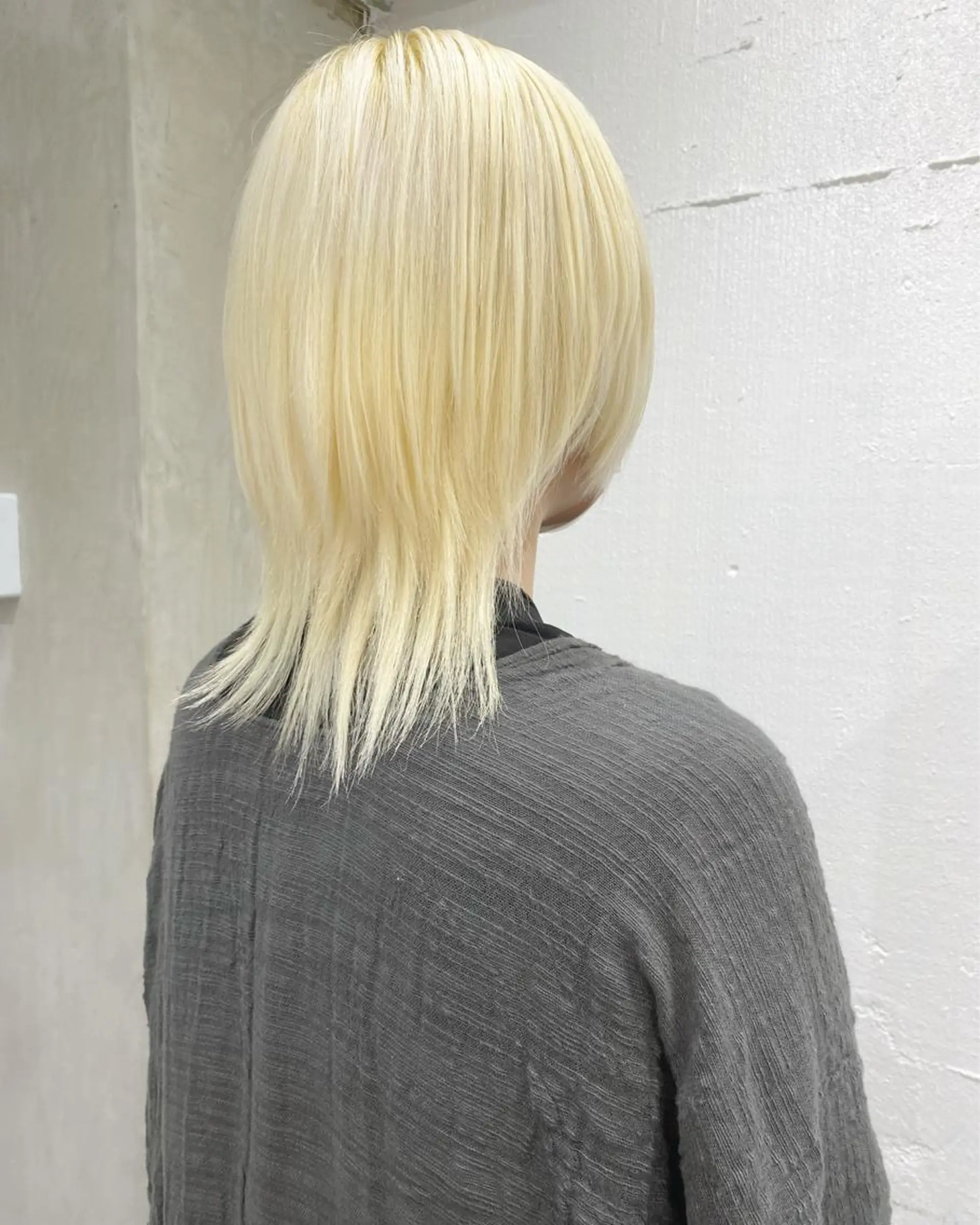 ミディアム カラー ヘアアレンジ 切りっぱなしボブ ミディアムパーマ アッシュ アッシュグレー バレイヤージュ 抜きっぱなしブロンド ササキカズマのヘアスタイル