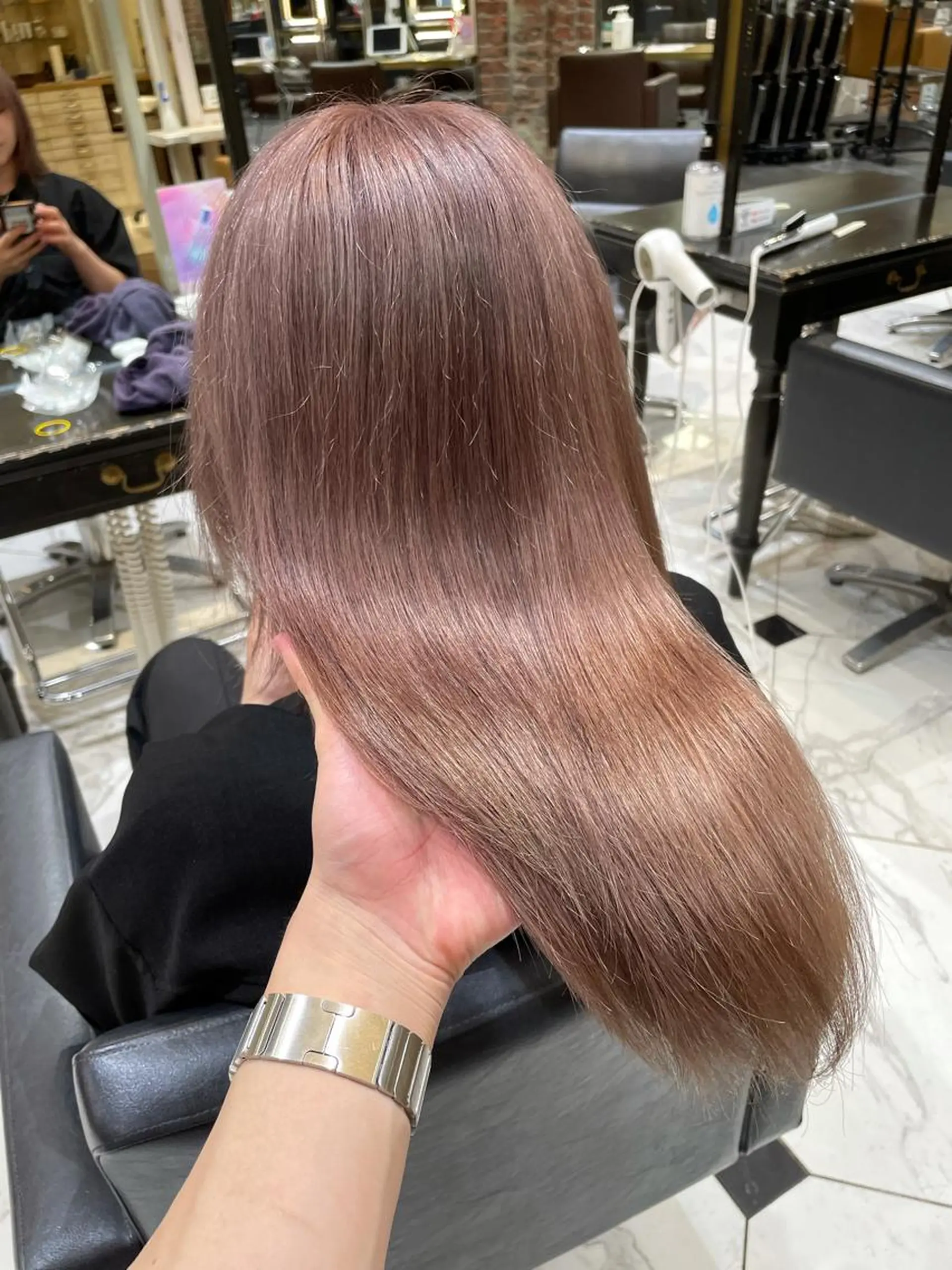 ロング カラー ベージュカラー ピンクカラー ピンクベージュ レイヤーカット 岩谷流星のヘアスタイル