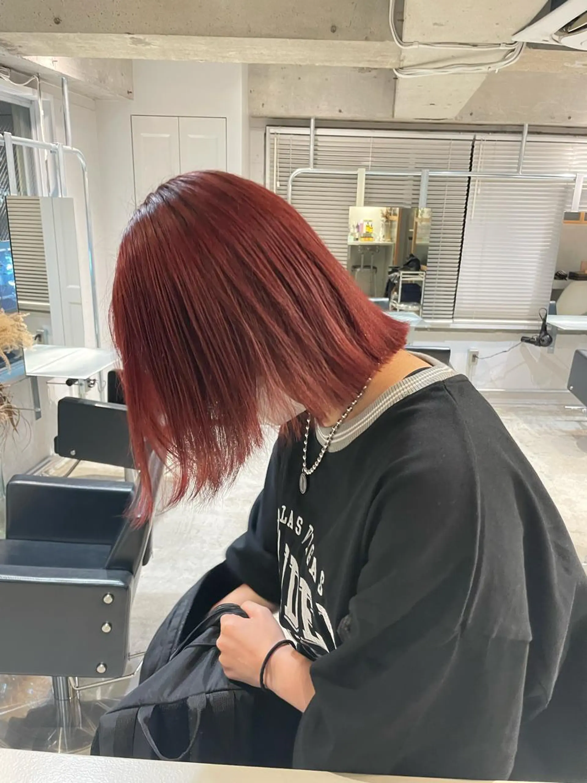 カラー ブリーチ レッドカラー ミルクティーベージュ ブリーチ🖤サヤカのヘアスタイル