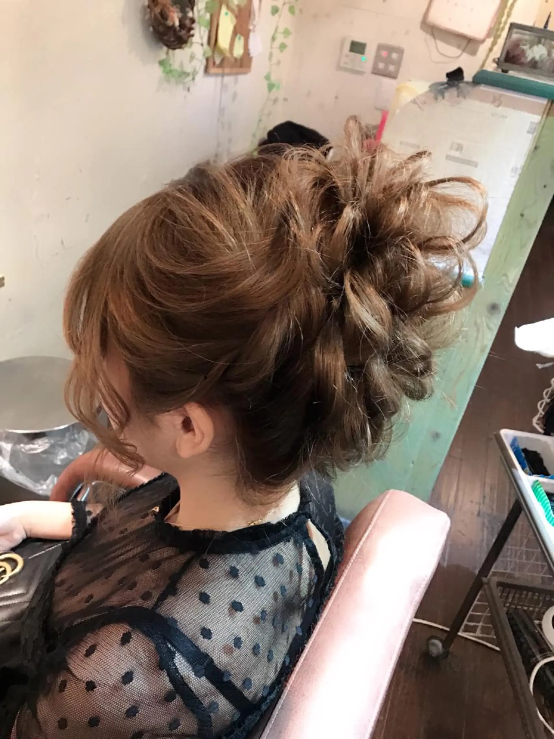 ミディアム ヘアアレンジ お団子ヘア 【カメレオン】 上村 祥子のヘアスタイル