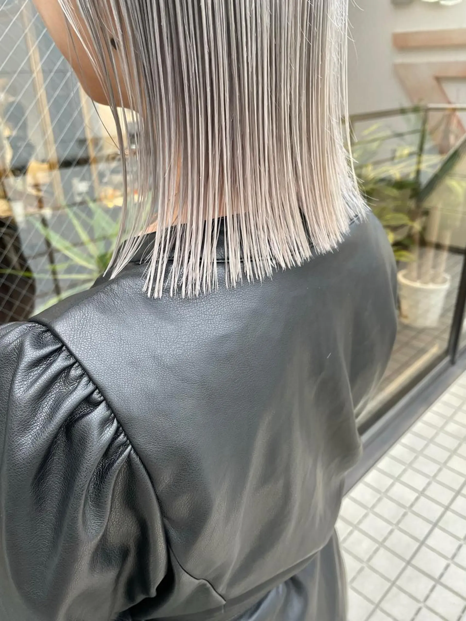 ミディアム カラー ブリーチ ダブルカラー グレージュ ハイトーンカラー イルミナカラー オカモト ミユウのヘアスタイル