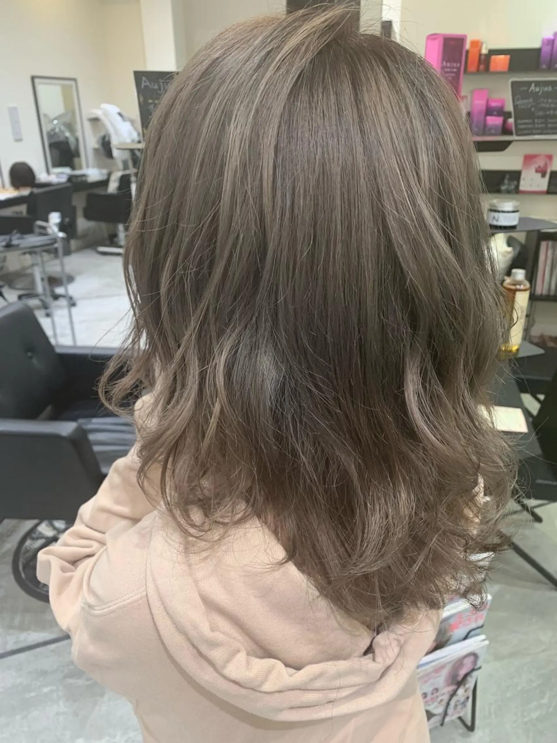 ミディアム カラー ブリーチ グレージュ カット ヘアカラー 喜友名 泉樹のヘアスタイル