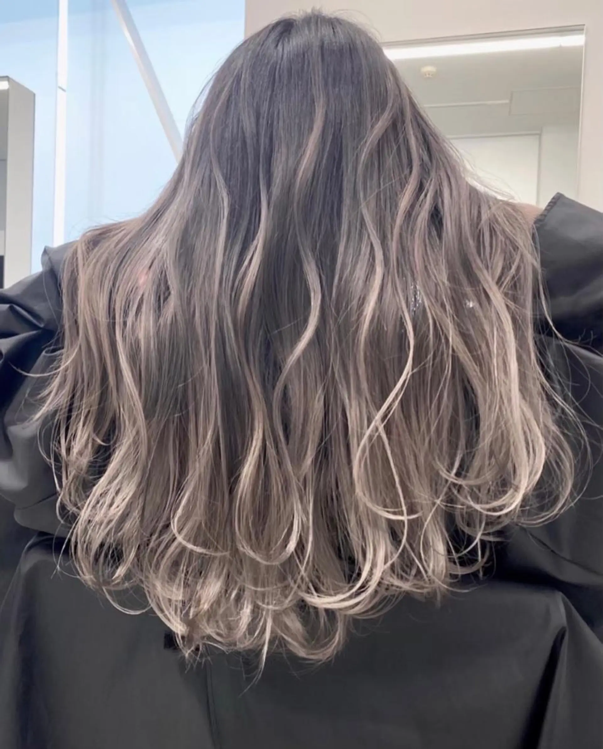 ロング レイヤーカット 韓国レイヤー/ヘア カラー🎀ayamiのヘアスタイル