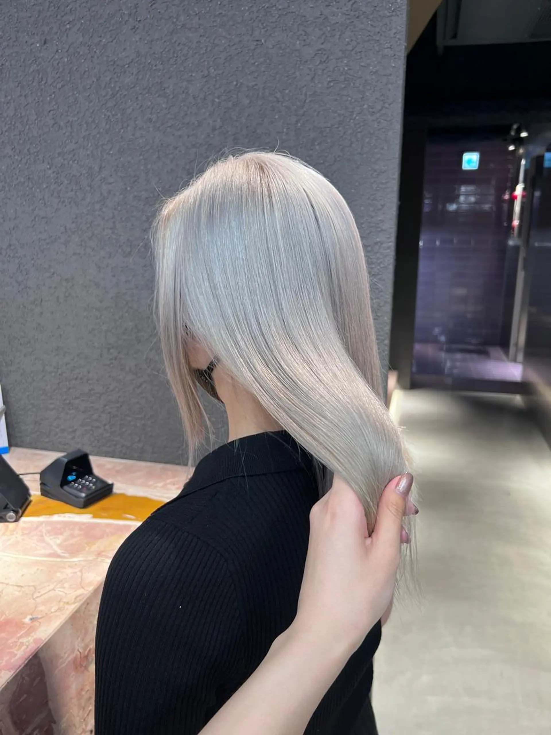 ミディアム カラー シルバー ホワイトシルバー 紬/enne/ブリー チ/ハイトーンのヘアスタイル