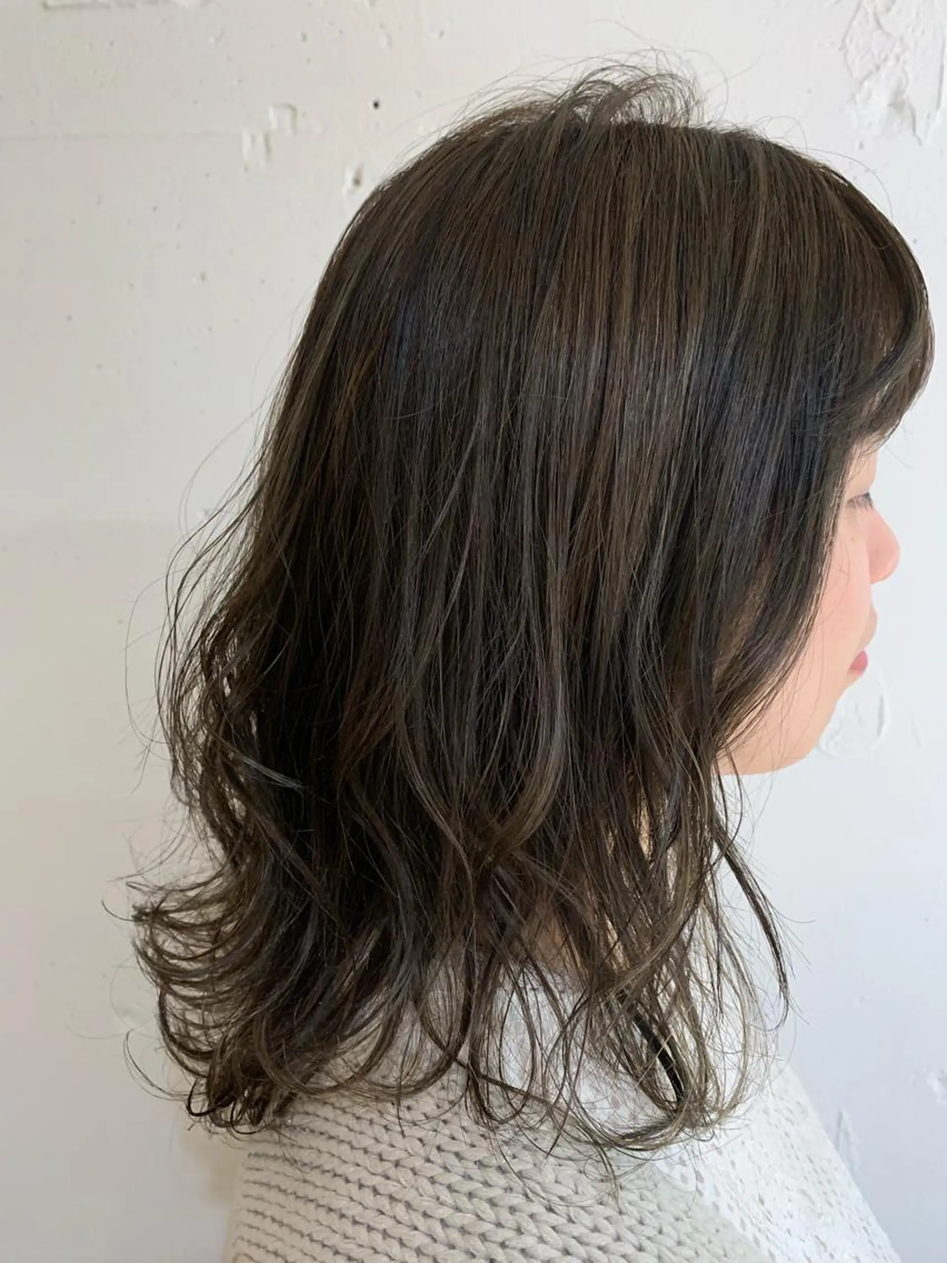 ミディアム カラー グレージュ ハイライトカラー カーキグレージュ ハイライト newi 京橋 【yuuki】のヘアスタイル