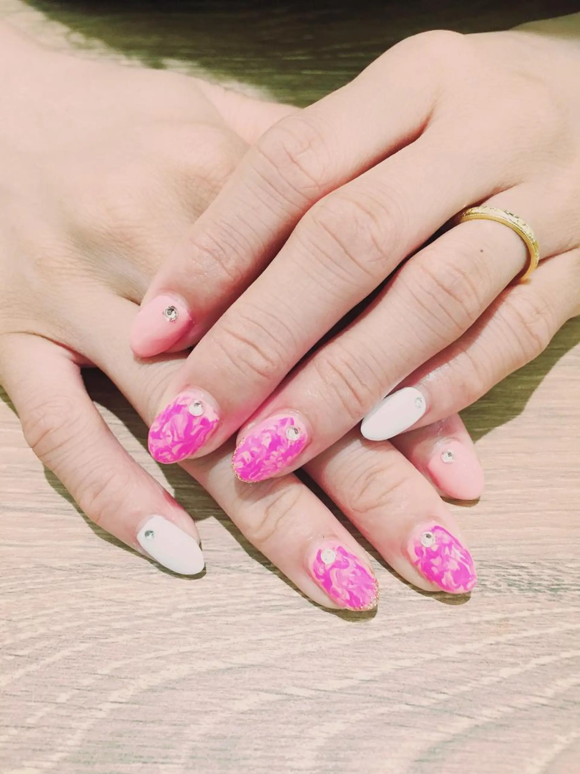 ネイル ピンク ブライダルネイル ホワイト 透明感♡︎♡︎ 佐々木早苗のヘアスタイル