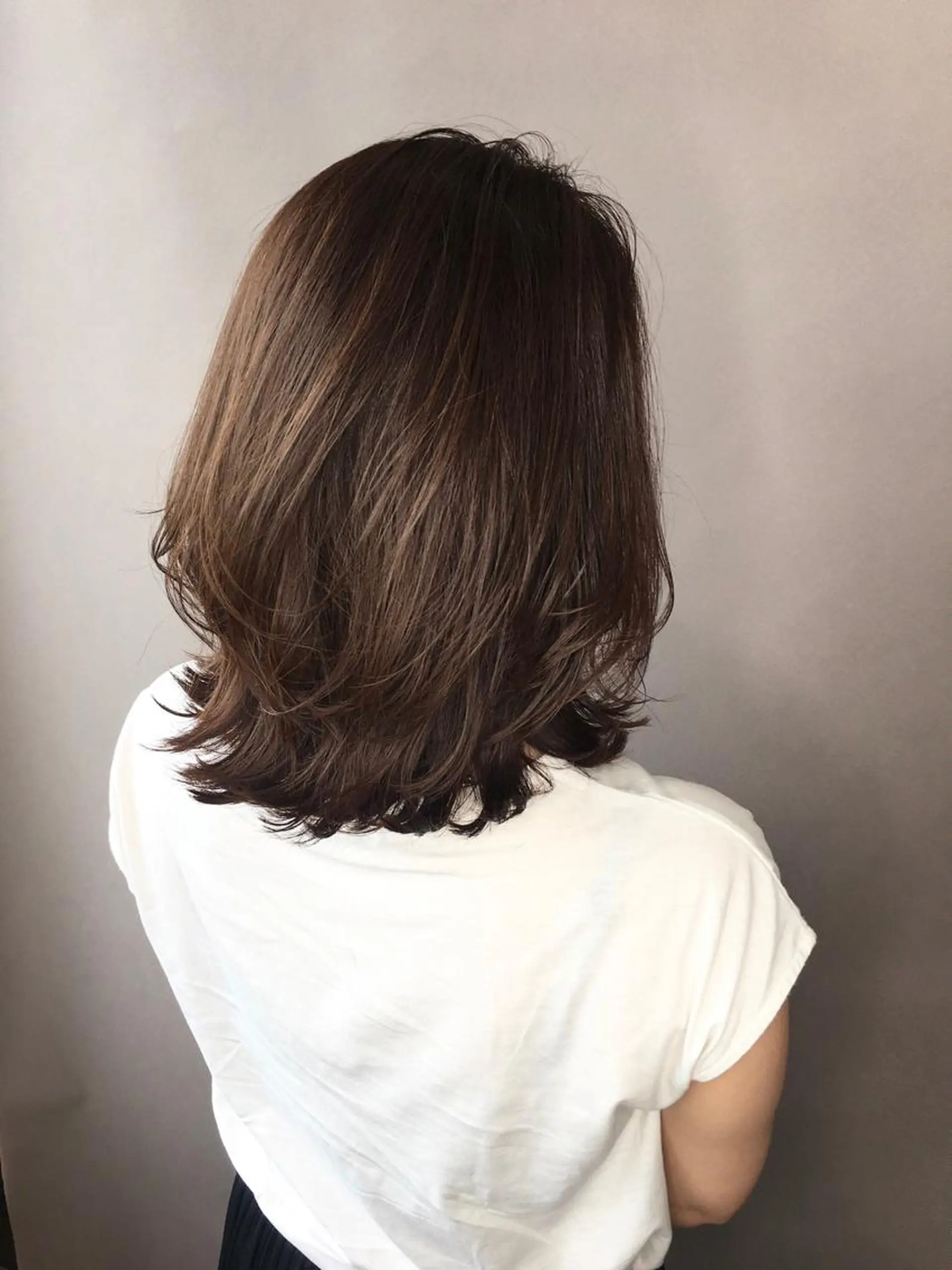 ミディアム 足立 磨咲のヘアスタイル