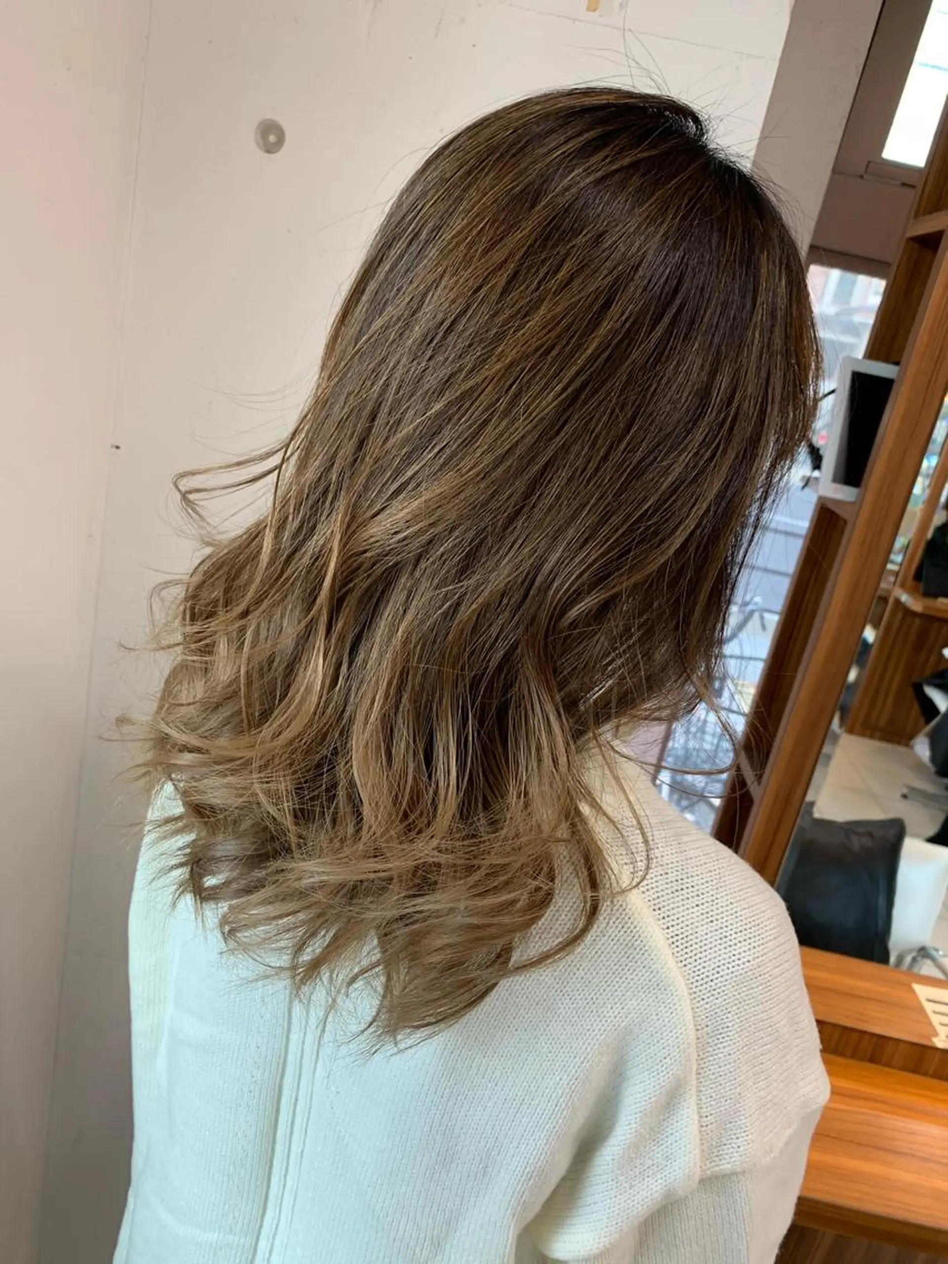 セミロング カラー 白髪ぼかしハイライト 柳川拓哉のヘアスタイル