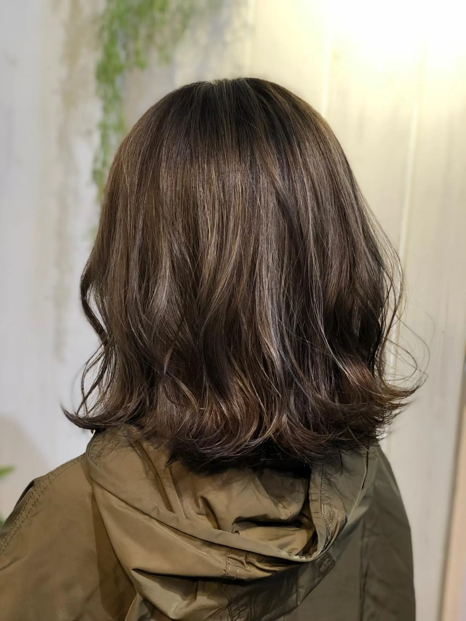 ミディアム カラー ハイライトカラー オリーブグレー ハイライト 縮毛矯正⭐️ TAKAHIROのヘアスタイル