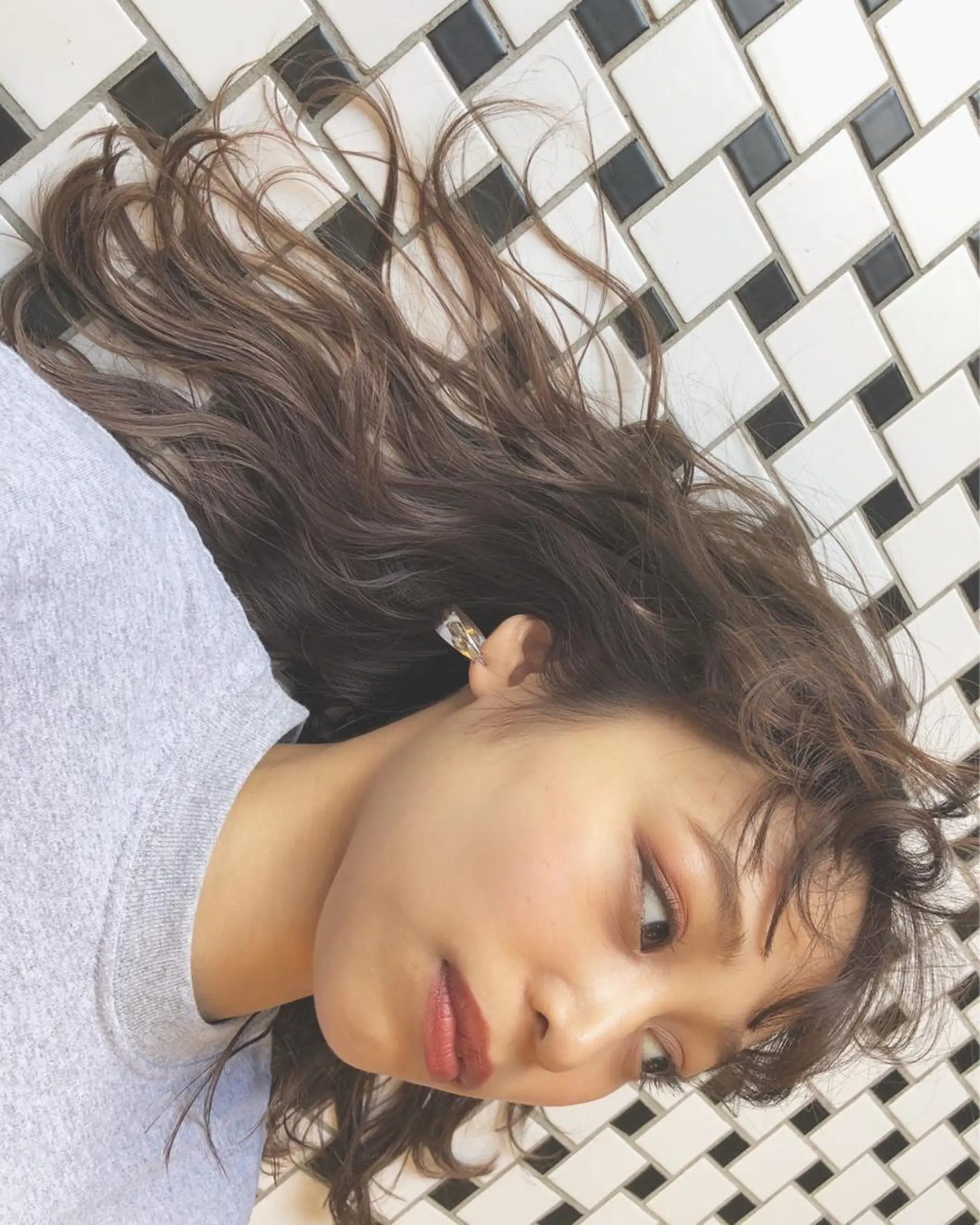 セミロング カラー 顔周りレイヤー/韓国 ブリーチminamiのヘアスタイル