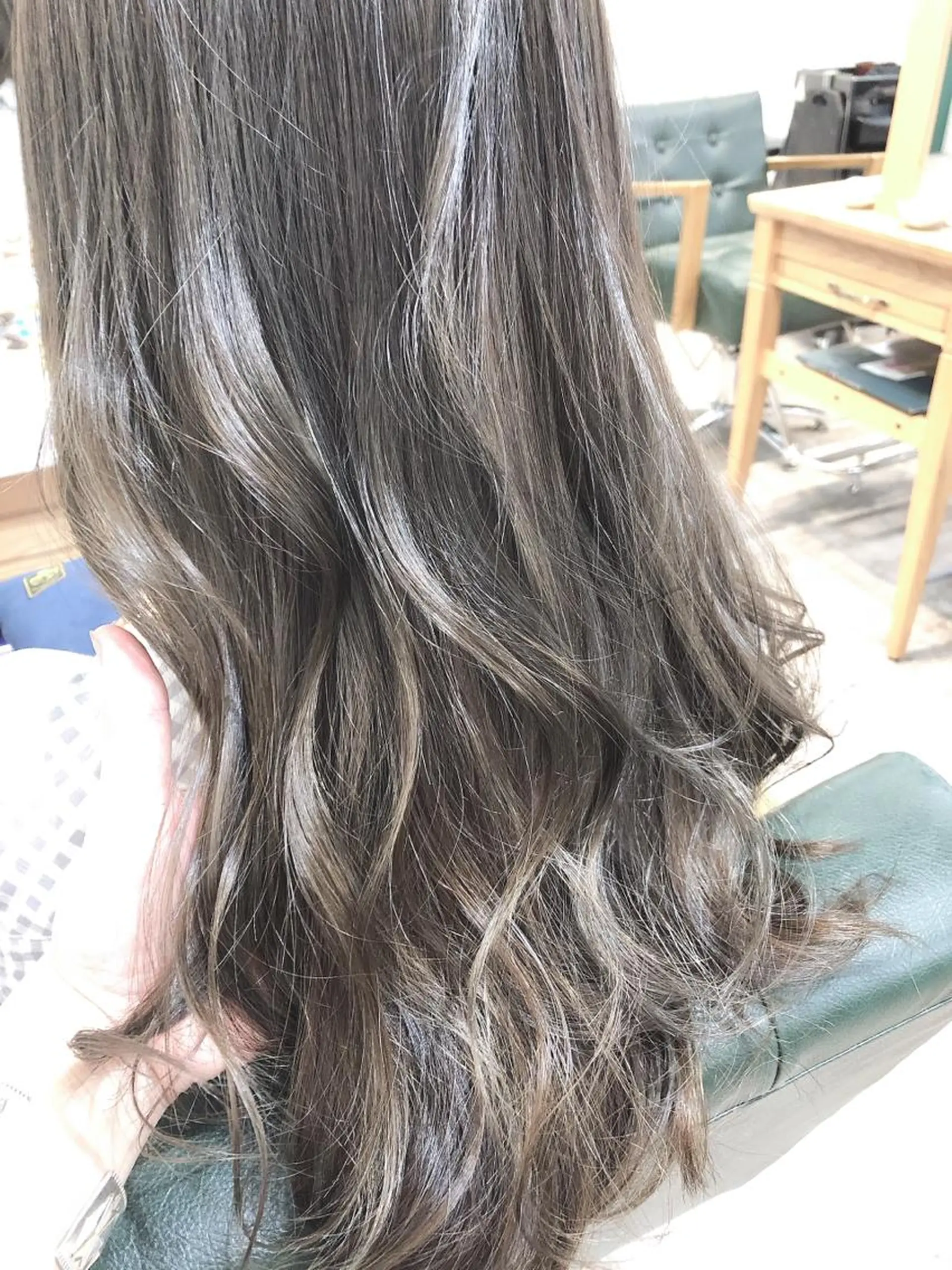 セミロング ハイライト カット ヘアカラー トリートメント 菊池 貢平のヘアスタイル