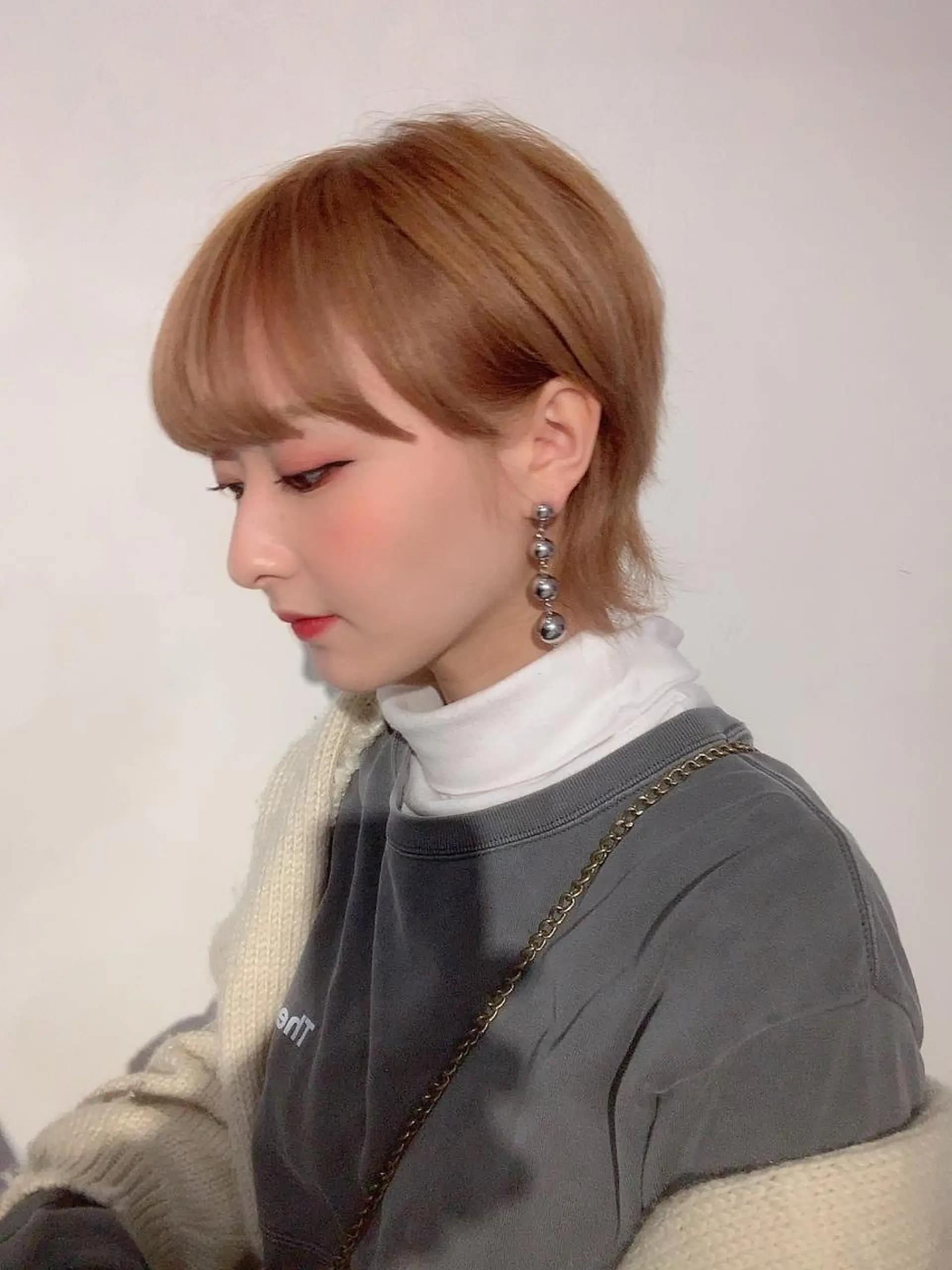 ショート カラー ヘアアレンジ ネイル マツエク・マツパ 切りっぱなしボブ 丸みショート ベージュカラー ハイトーンカラー ミルクティーベージュ EMANON池袋3rd所属・ナチュラル艶髪 なおき｜池袋美容師のヘアスタイル