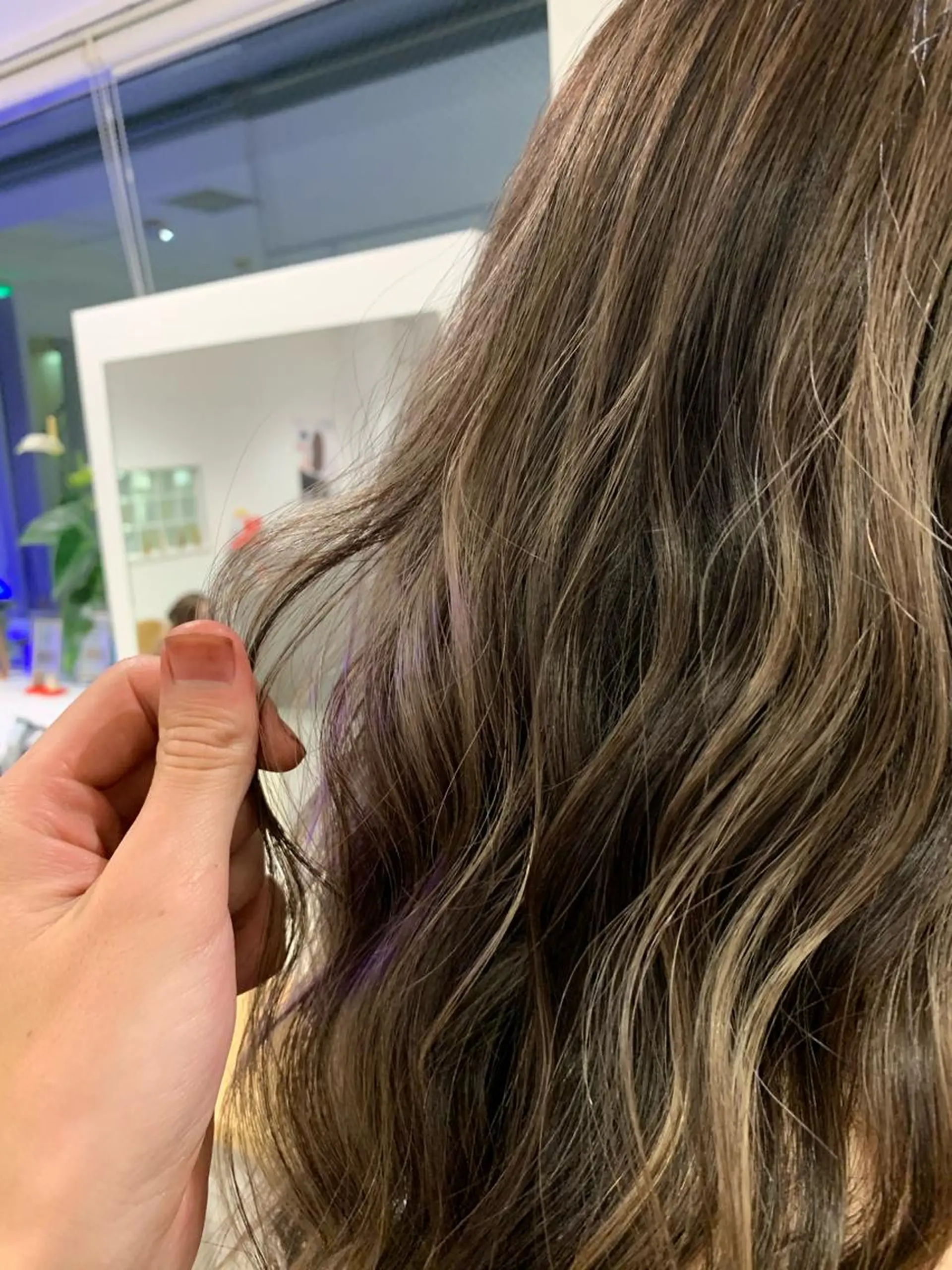 セミロング ヘアカラー ヨシミ カズヤのヘアスタイル