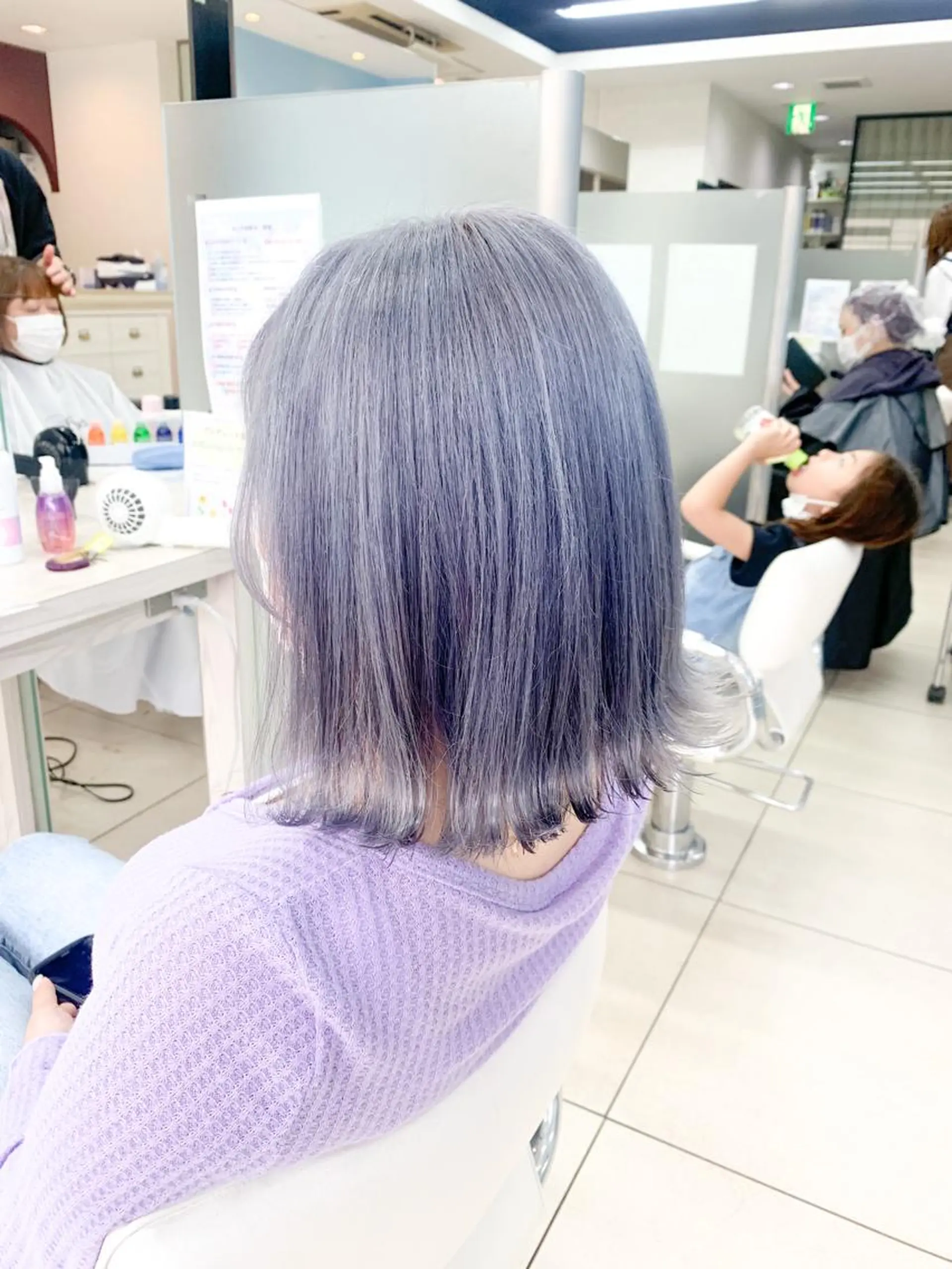 ミディアム カラー ブリーチ ブルーカラー シルバー ホワイトシルバー 外ハネヘア ヘアカラー トリートメント ✂︎✂︎レディースの メンズカット屋さんのヘアスタイル