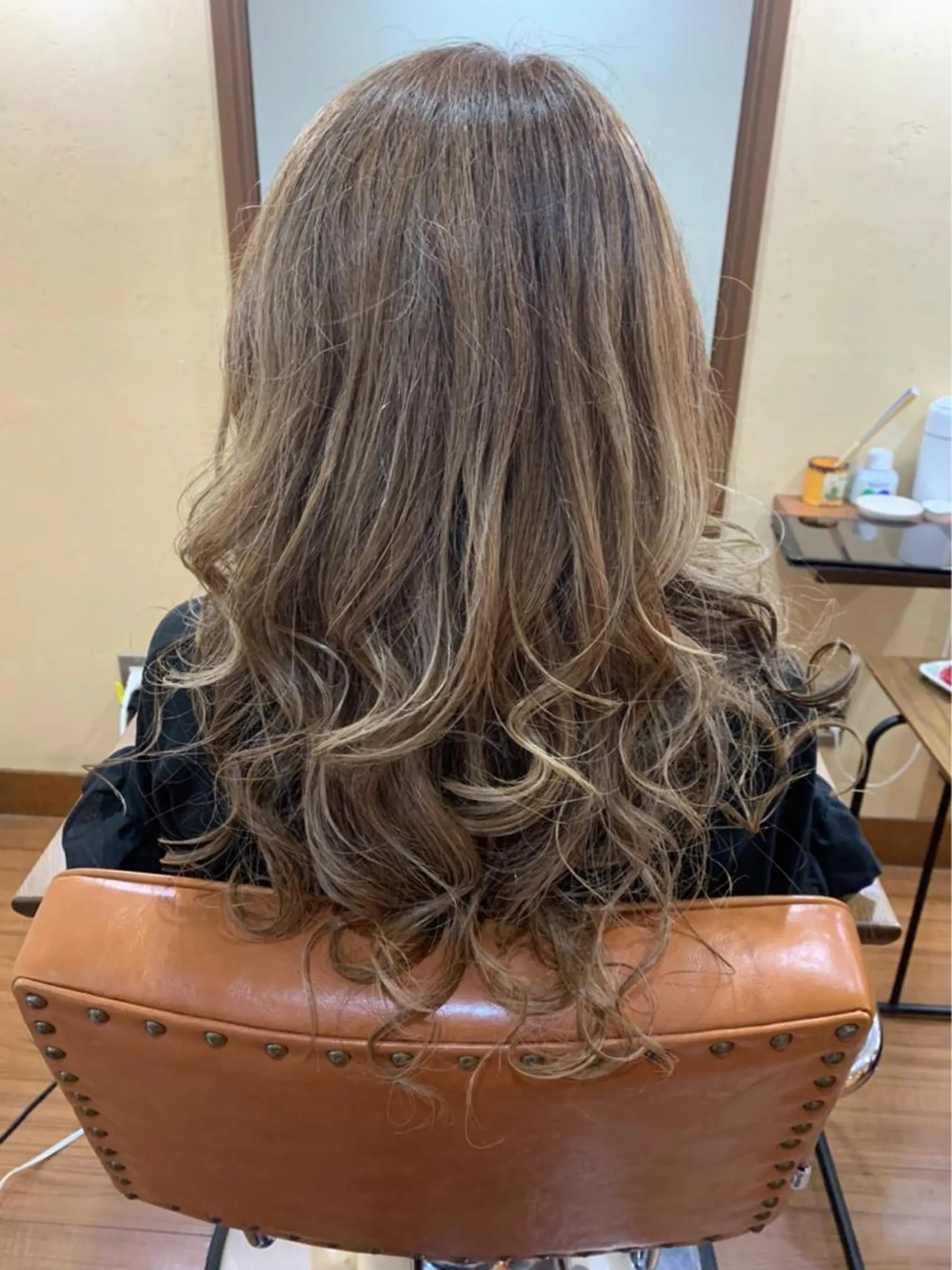 ロング カラー ベージュカラー ハイライトカラー オリーブベージュ 外国人風カラー ハイライト カット ヘアカラー R's hair 大道瞳のヘアスタイル