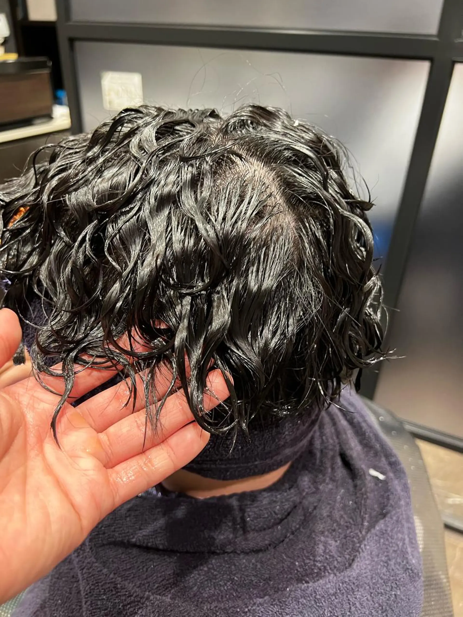 ミディアム パーマ メンズ ミディアムパーマ アップバング メンズパーマ 波巻きパーマ BARBER SUGIYAMA所属・北千住理容室バーバー 小堀悠作のヘアスタイル