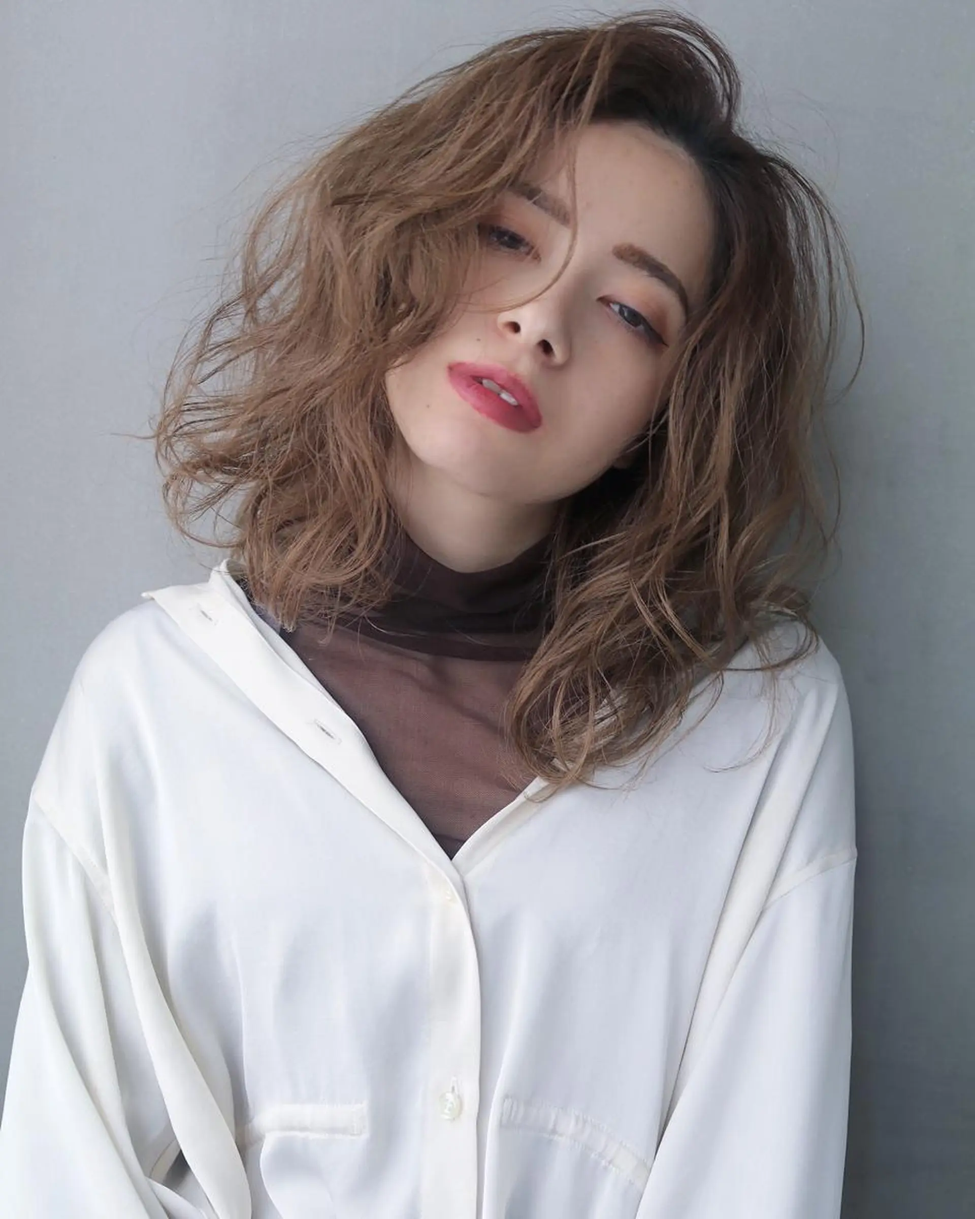 ミディアム カラー ミディアムレイヤー ブリーチ ハイトーンカラー ブリーチなしカラー レイヤーカット SALOWIN梅田茶屋町店所属・ウルフレイヤーカット /チヒロのヘアスタイル