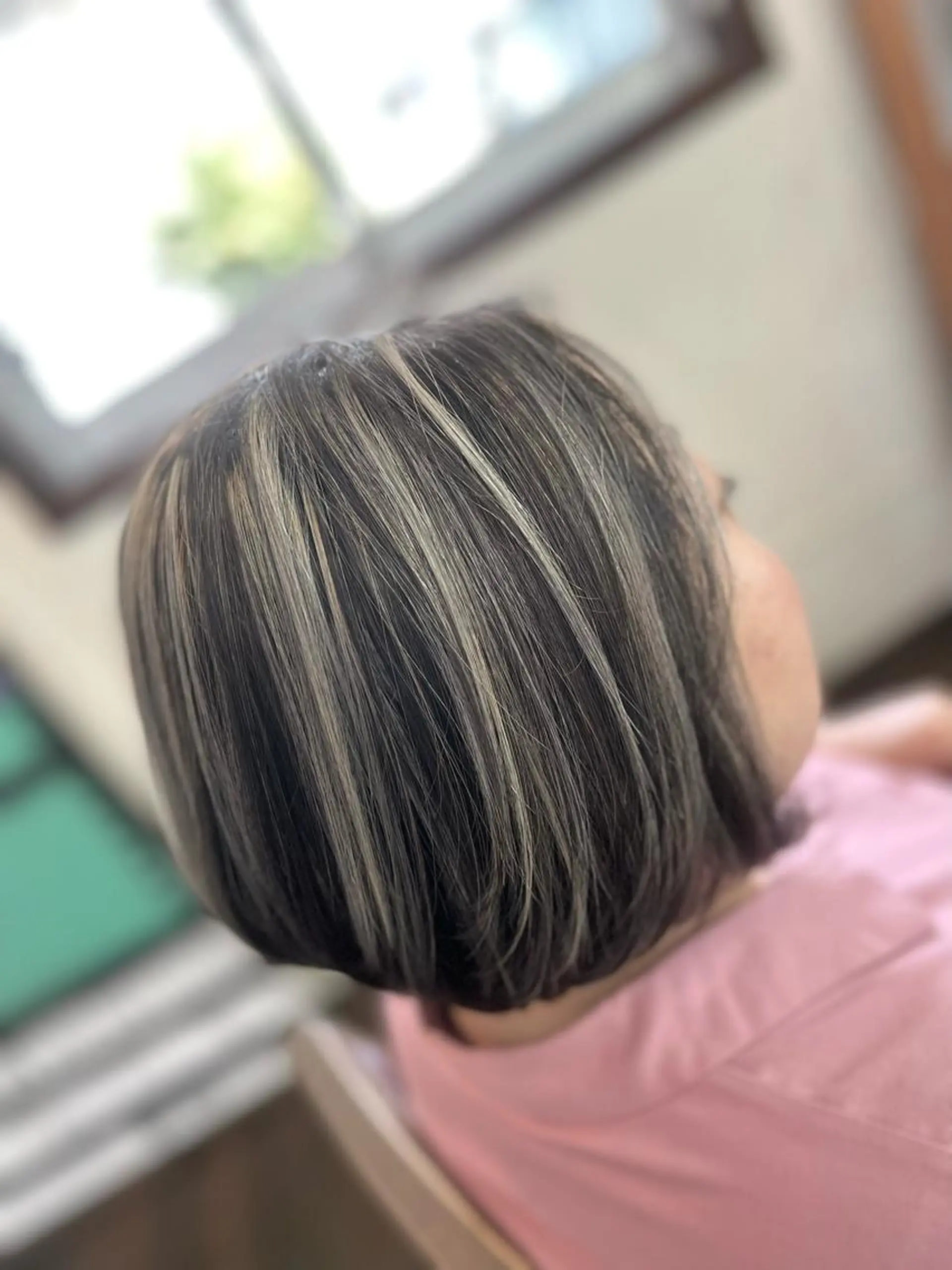 ミディアム カラー ベージュカラー ブリーチ ダークグレー ハイライトカラー ホワイトベージュ ヘアカラー Style Tのヘアスタイル